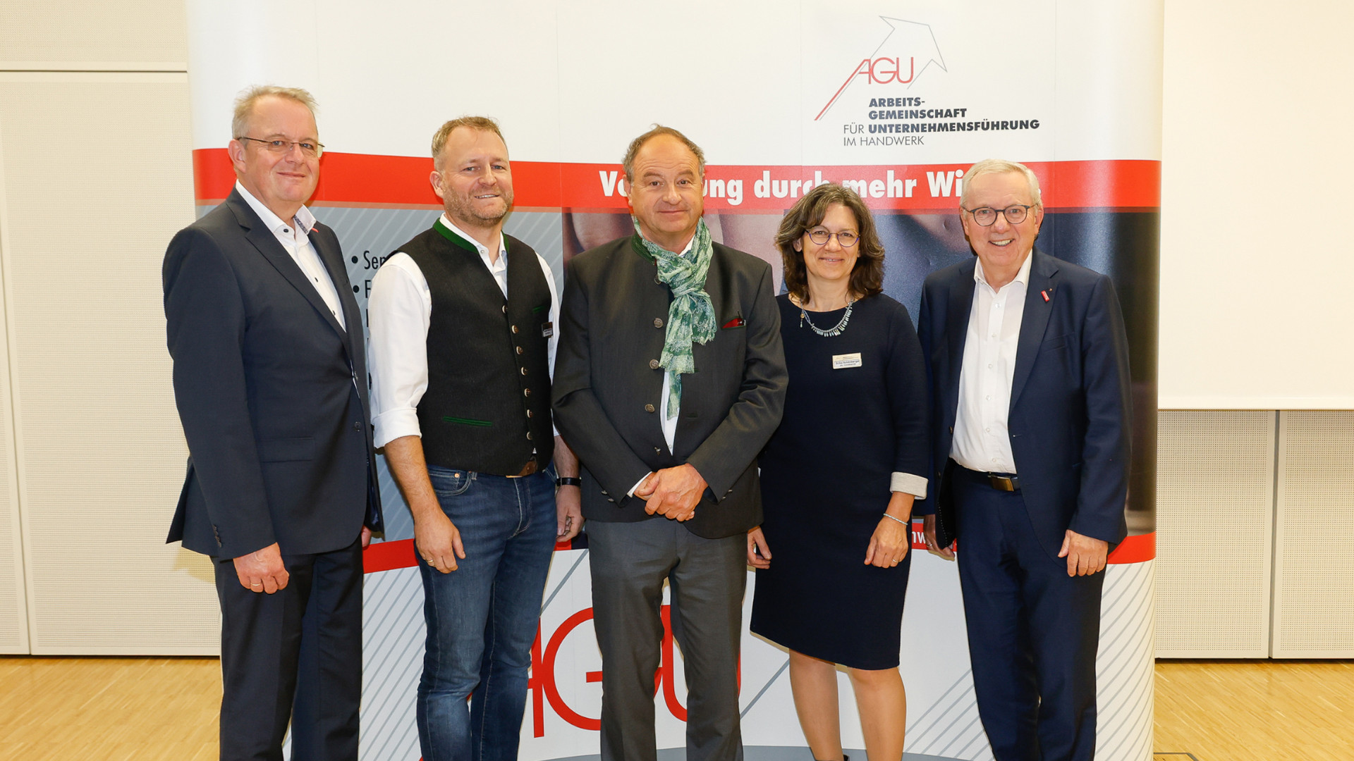 Freuten sich auf einen kurzweiligen Vortragsabend (v.l.): AGU-Geschäftsführer Georg Stracker, der AGU-Vorsitzende Thomas Hierbeck, Pfarrer Rainer Maria Schießler, die stellvertretende AGU-Vorsitzende Erika Schönberger und HWK-Hauptgeschäftsführer Jürgen Kilger.