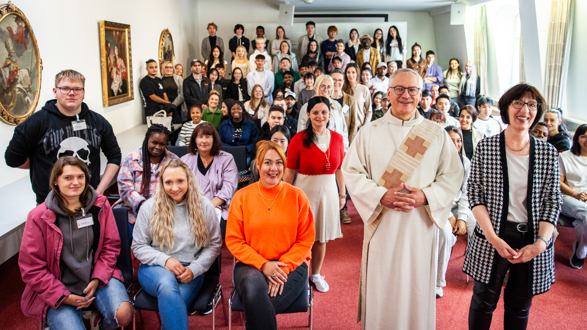 v. r. n. l.: Mechthild Hattemer, Geschäftsführerin der Wohnen und Pflege gGmbH; Michael Weißmann, Caritasdirektor; Silvia Haseneder, Ausbildungsreferentin und Organisatorin des Azubi-Tages.