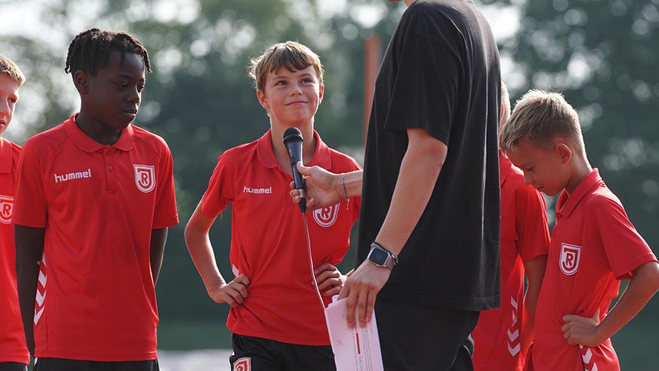 Nachwuchs-Spieler beantwortet Interview-Fragen