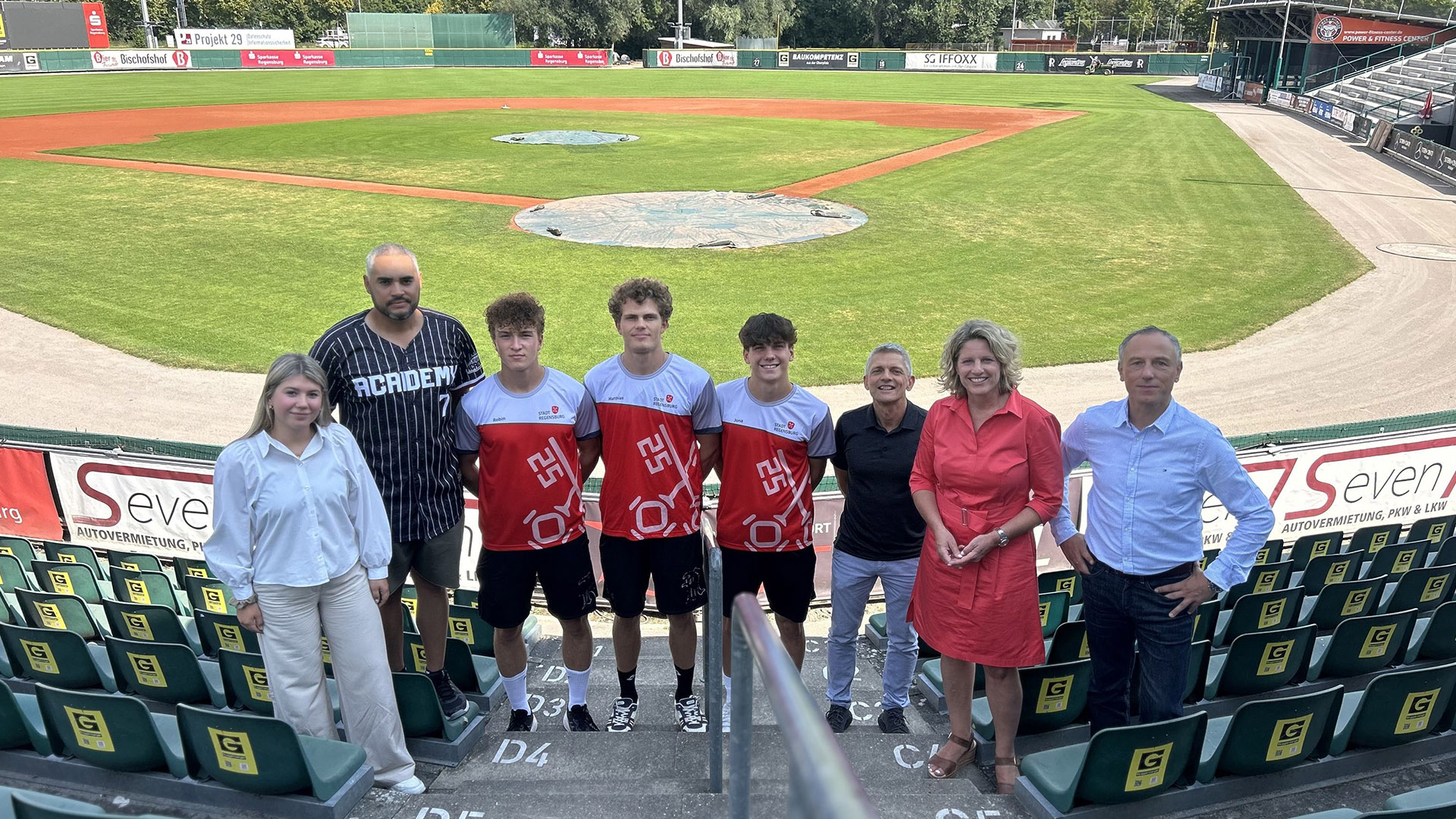 Spieler der Bayerischen Baseball Academy und Team Regensburg mit Verantwortlichen der Stadt Regensburg, Academy Headcoach Alejandro Sanchez (2. v. li) und Bürgermeisterin Dr. Astrid Freudenstein.