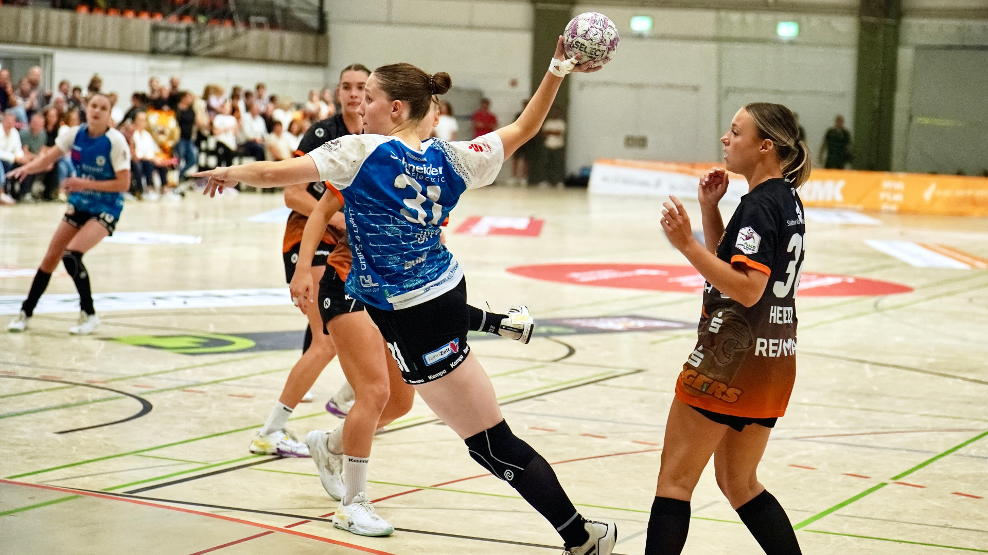 #31 Lisa Opitz, neue Kreisläuferin der Bunkerladies, bei einem erfolgreichen Durchbruch durch die Waiblinger Abwehr