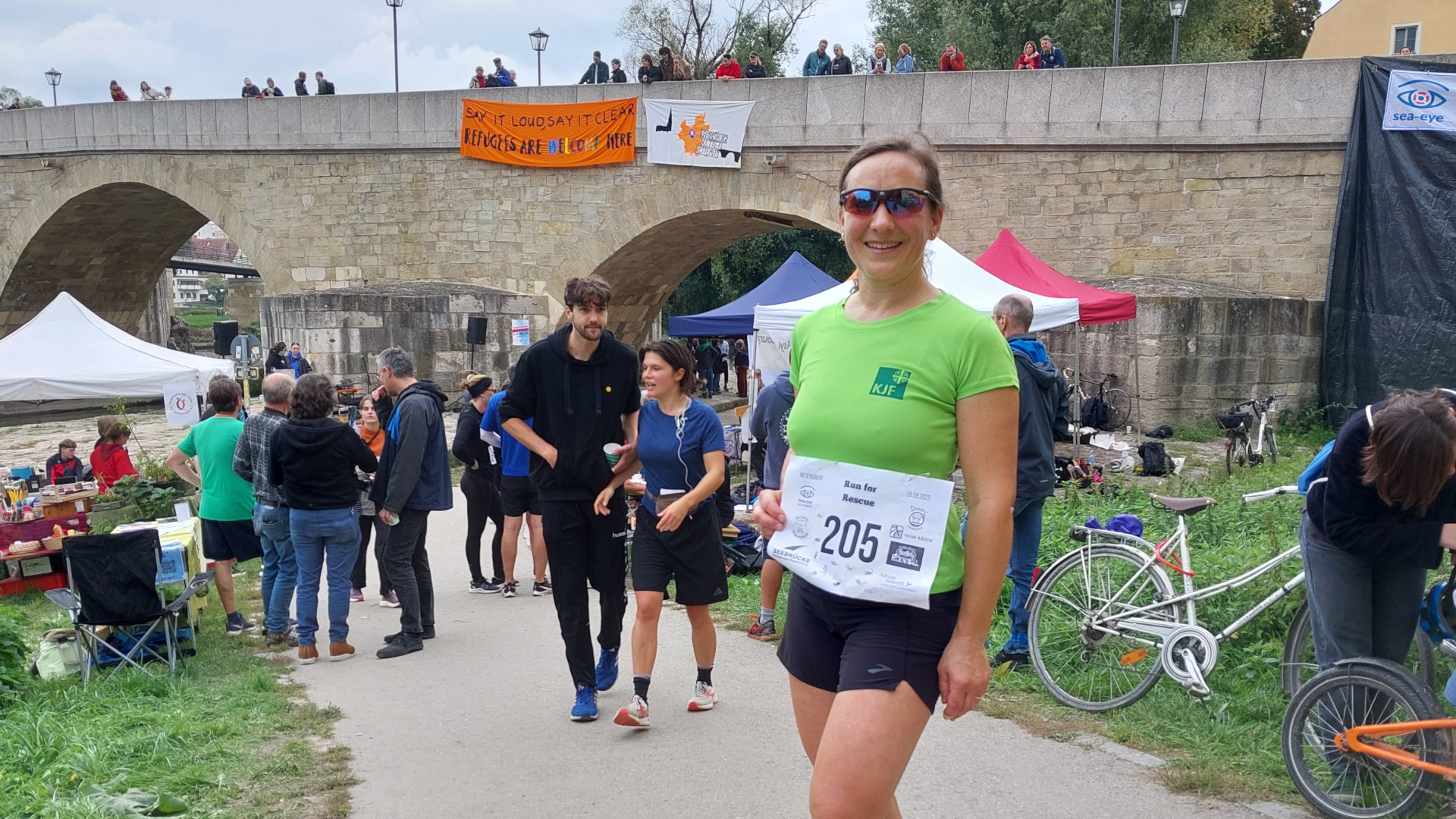 Astrid Lamby steht vor der Steinernen Brücke und macht sich bereits zum Laufen