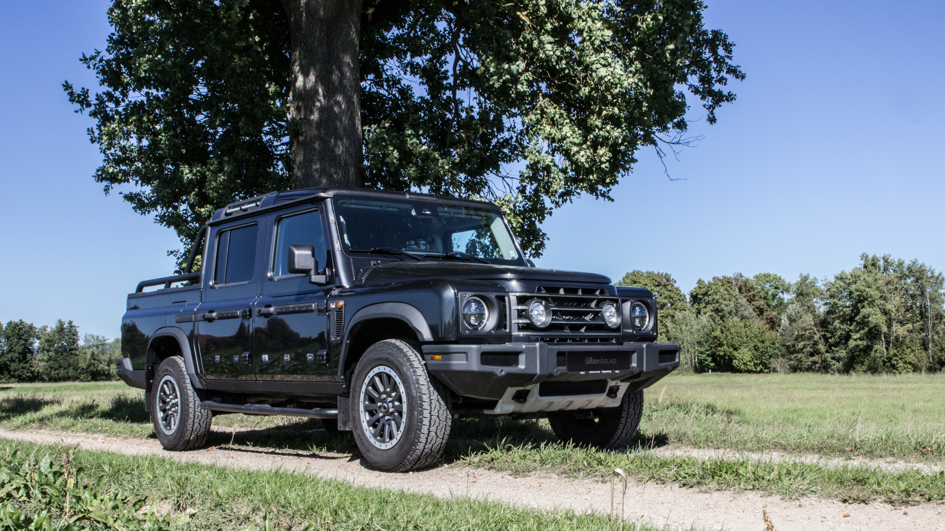 INEOS Grenadier Quartermaster steht auf einem Feldweg