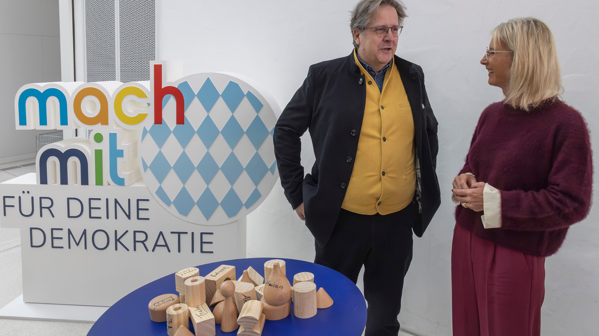 Dr. Richard Loibl, Direktor des Hauses der Bayerischen Geschichte, im Gespräch mit Bayerns Sozial- und Jugendministerin Ulrike Scharf beim Fest der Demokratie am 5. Oktober 2025 in Regensburg 