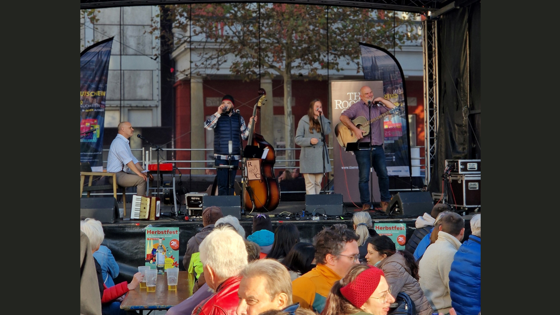 Band spielt auf der Bühne