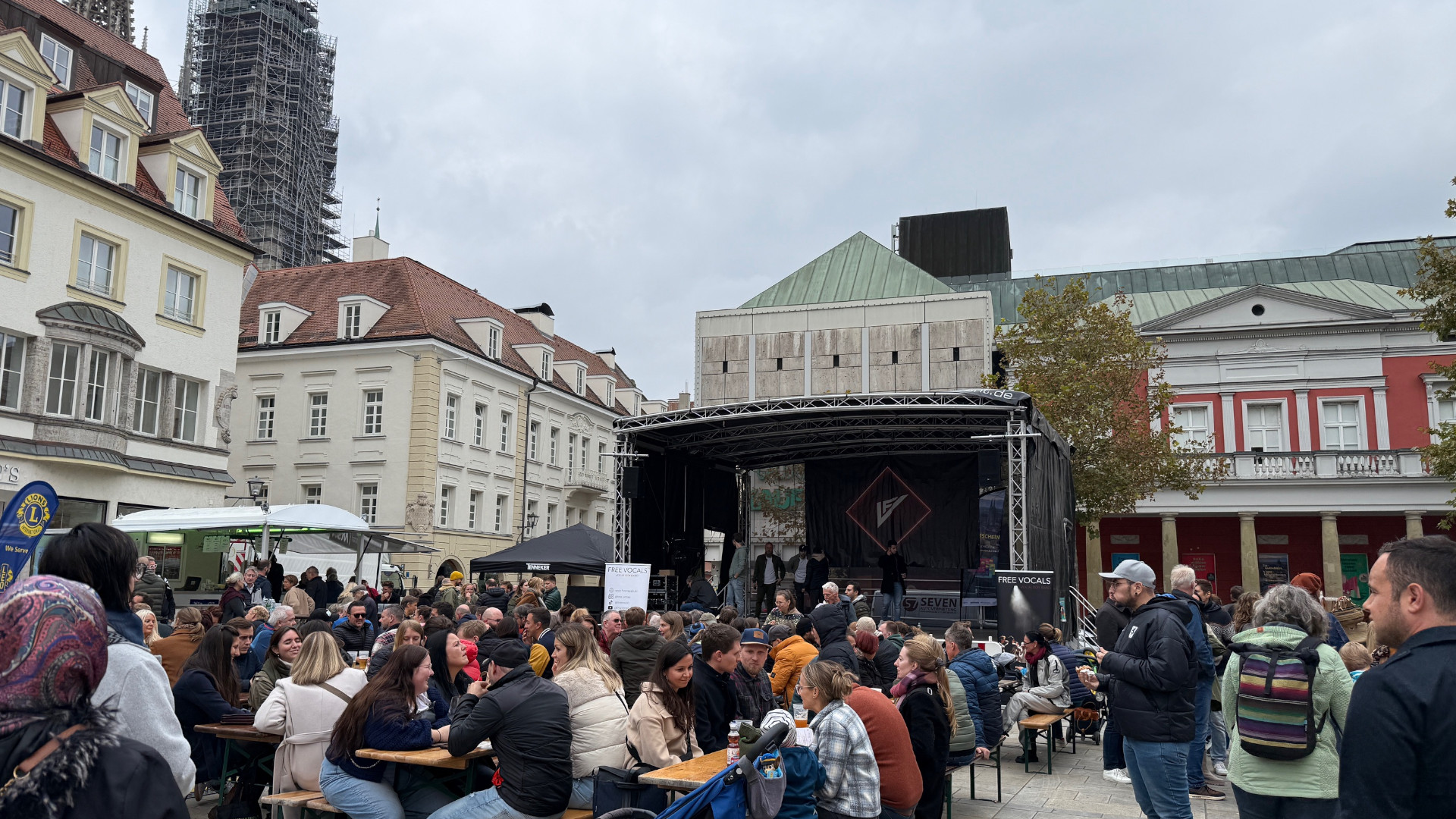 Menschen am Neupfarrplatz in Regensburg