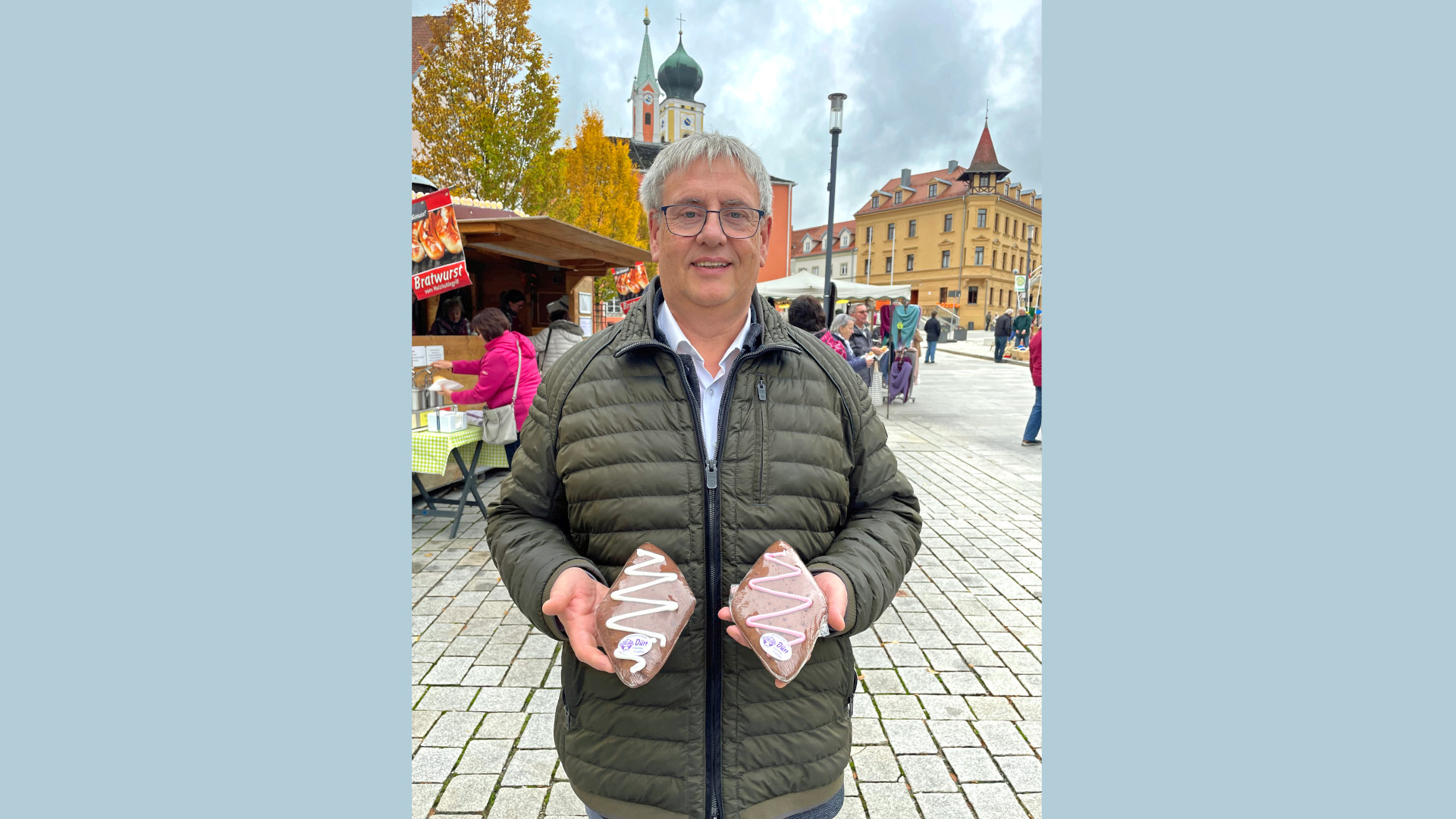 Bürgermeister Herbert Tischhöfer präsentiert die beliebten Lebkuchenspitzl.