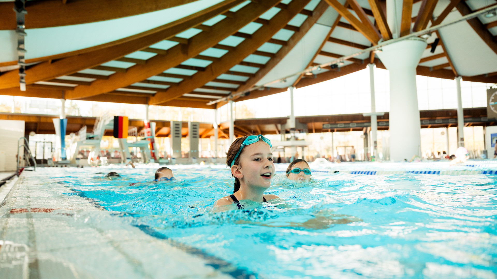 Kinder und Erwachsene schwimmen