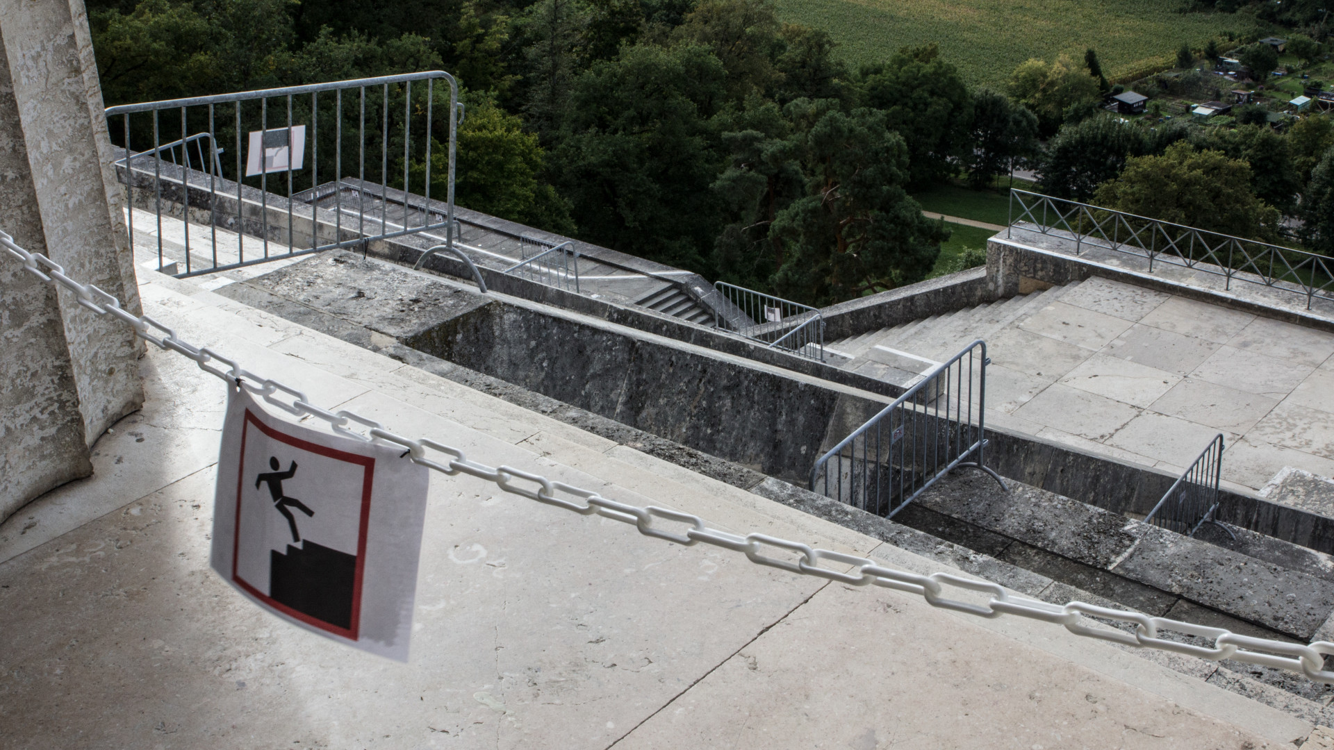die walhalla in ketten zwischen denkmalschutz und sicherheit 2