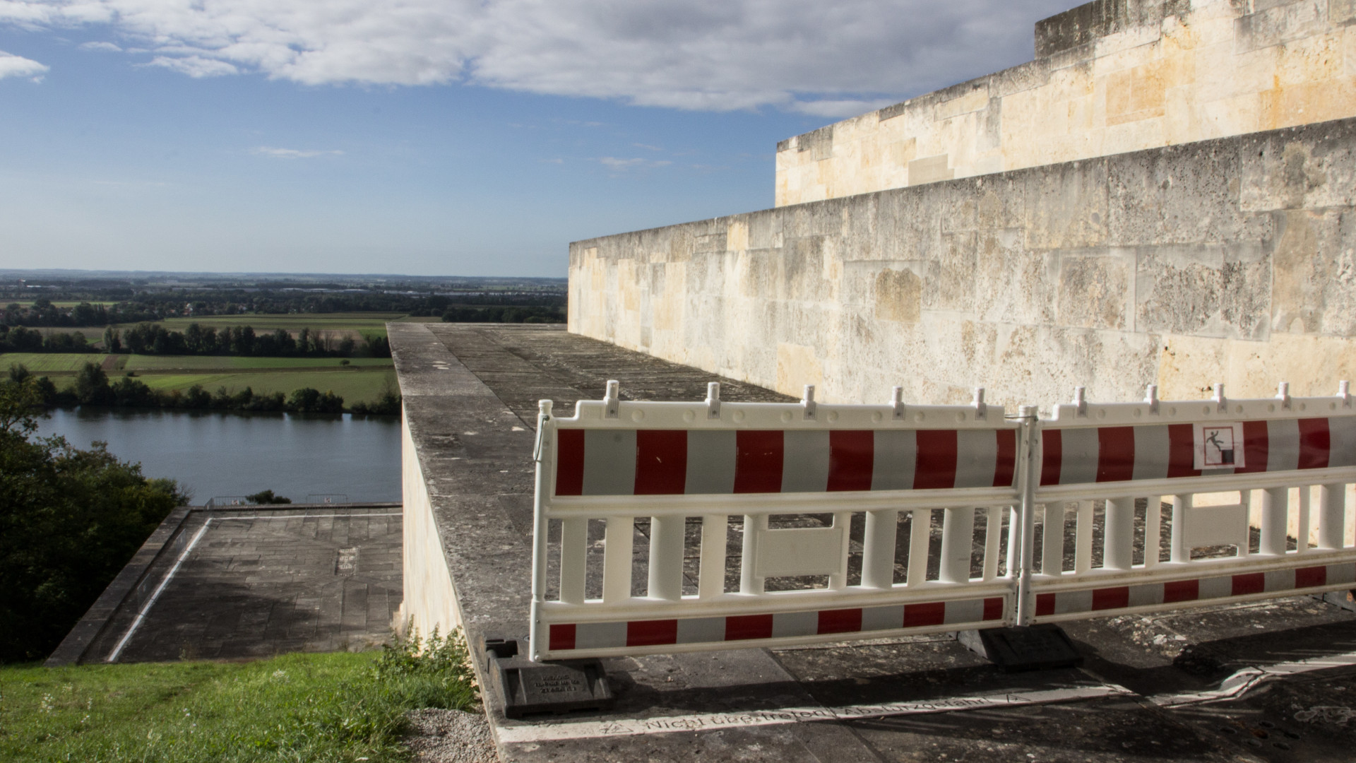 die walhalla in ketten zwischen denkmalschutz und sicherheit 3