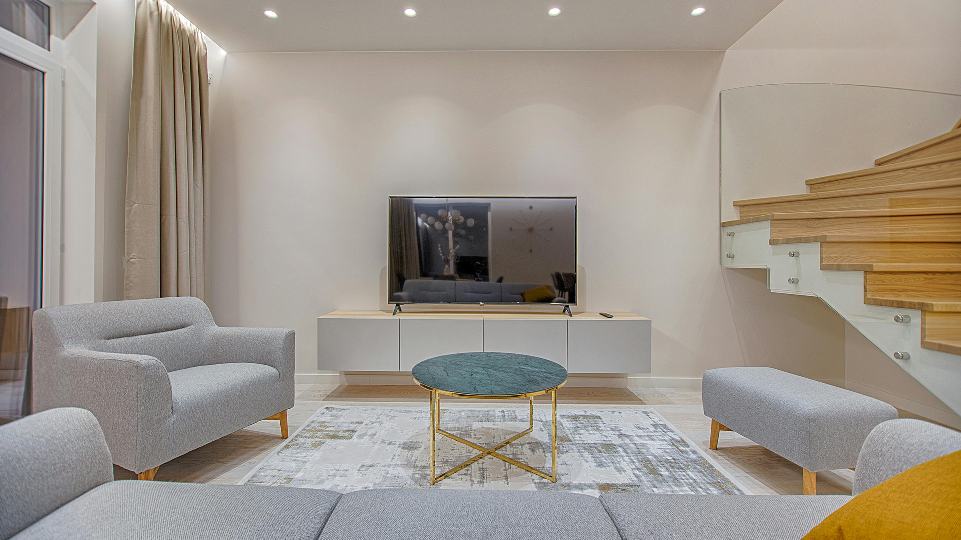 Darstellung eines Wohnraums mit LED-Spots und grauem Sofa.