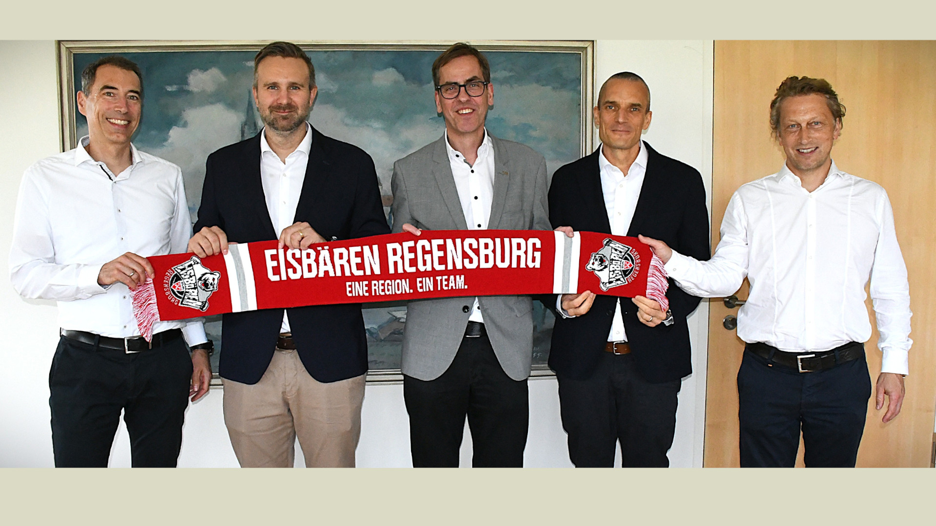 Eine Region. Ein Team. Der Slogan der Eisbären trifft perfekt den Kern der Kooperation mit der OTH Regensburg. Von links: OTH-Vizekanzler Utto Spielbauer, OTH-Präsident Prof. Dr. Ralph Schneider, Eisbären-Geschäftsführer Peter Holmgren, Eisbären-Hauptgesellschafter Christian Volkmer und Prof. Dr. Thomas Groll. 