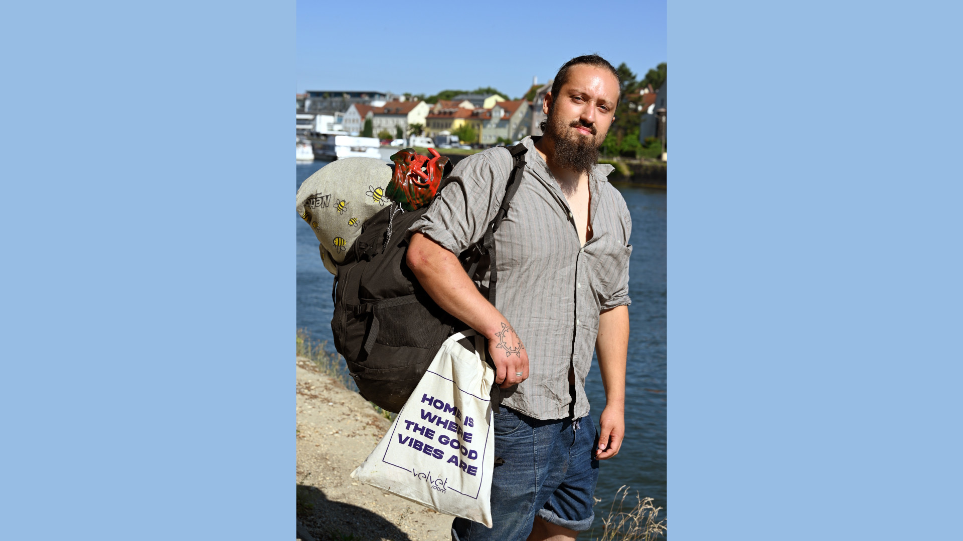 Sascha lebt seit elf Jahren auf der Straße. Im Januar kam er nach Regensburg. Das Bild zeigt ihn im Sommer 2025 an der Donau.