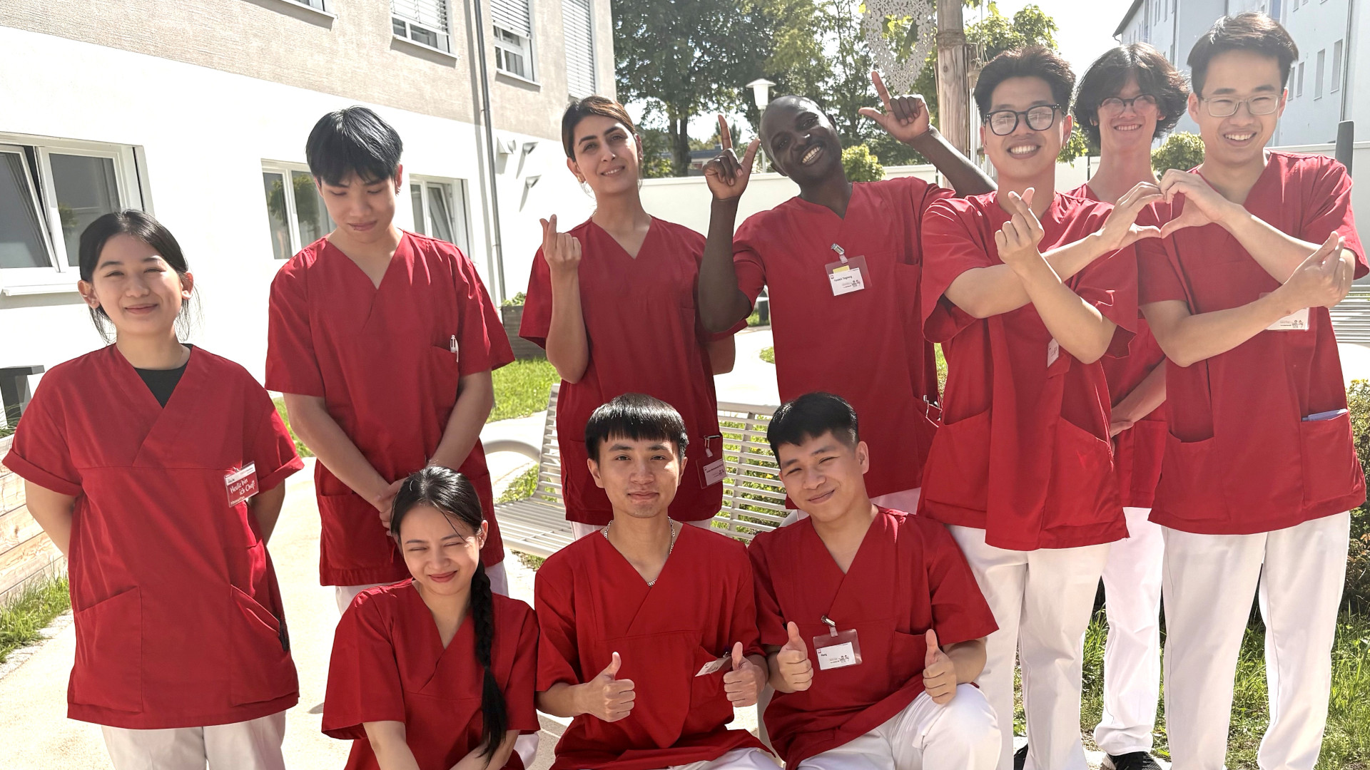 Elf Pflege-Azubis lächeln in die Kamera