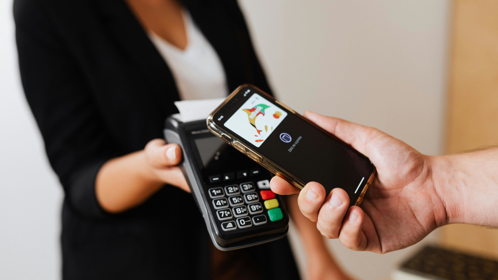 Symbolbild: Mann bezahlt mit Handy