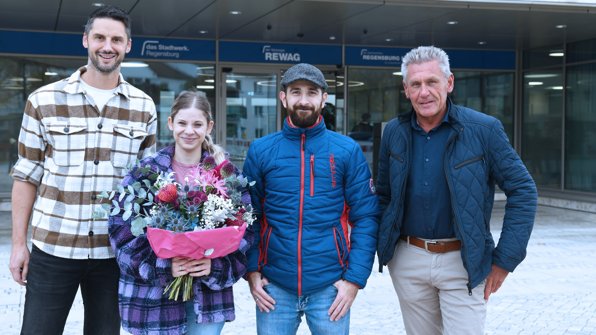 Markus Fichtl (links) und Thomas Kleinert (rechts) übergaben einen Scheck und Blumen an Familie Beer