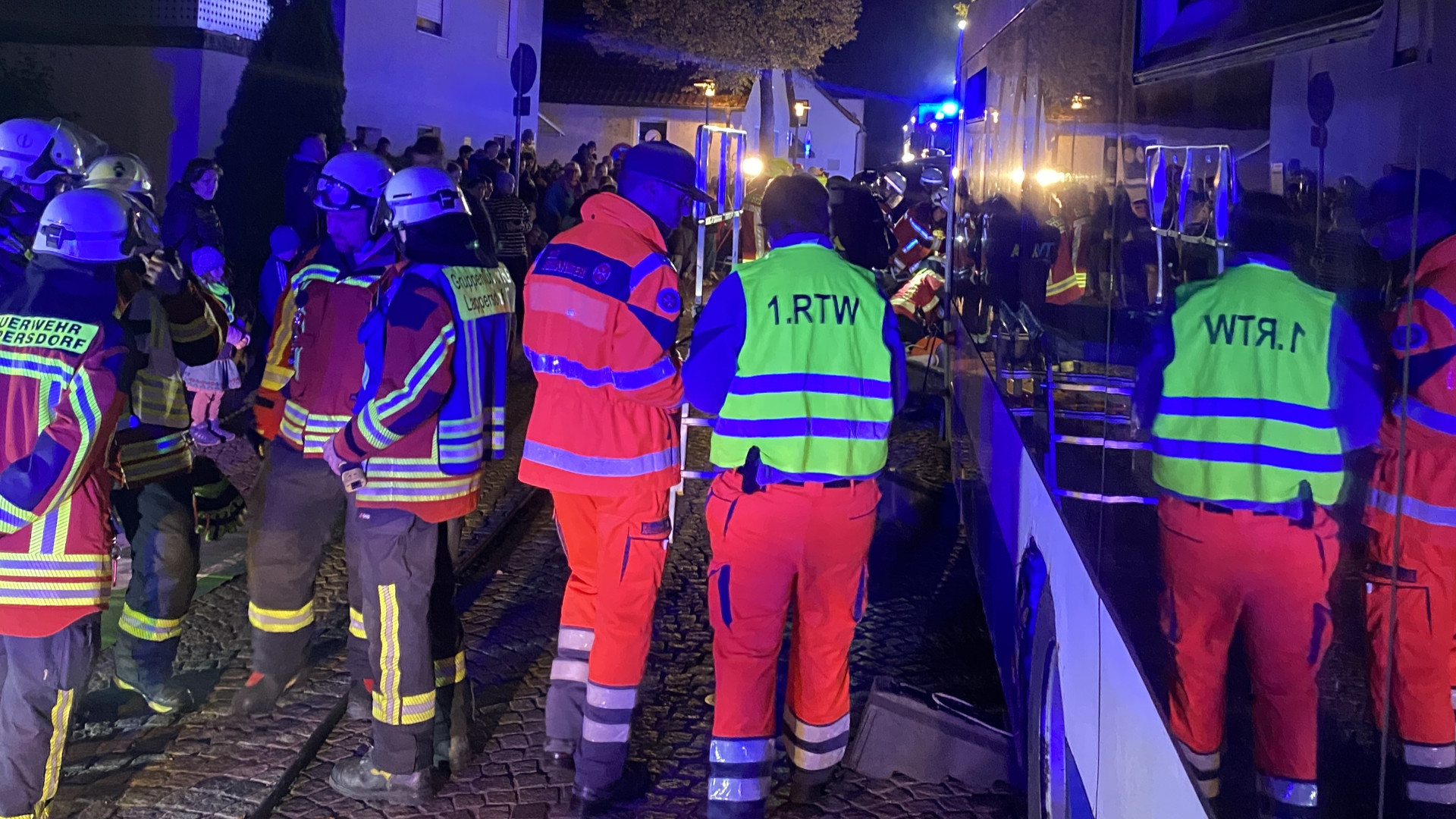 Feuerwehrkräfte am Einsatzort