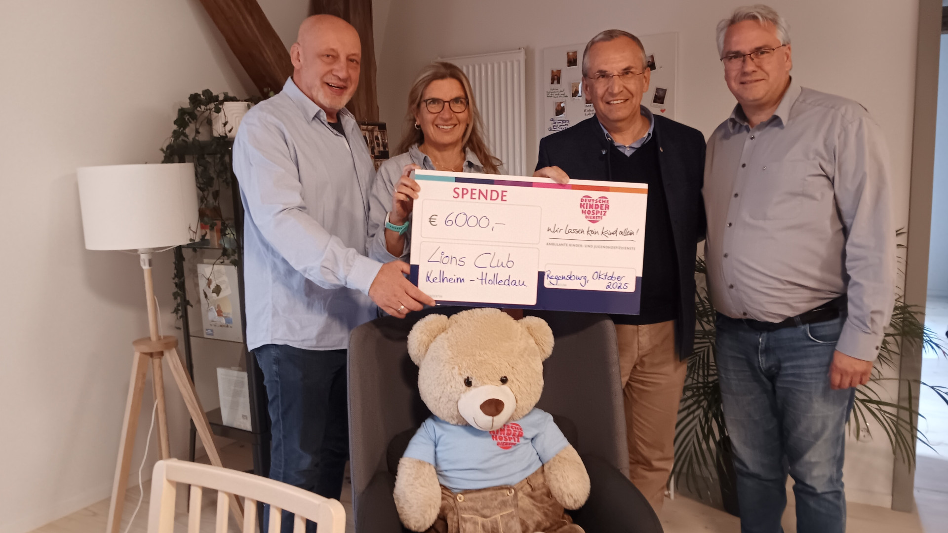  v.l.n.r: Stolz auf die gesammelte Summe: Eugen Daser und Sabine Daser (Koordination), Präsident Guido Hörer, IPPräsident Julian Rott