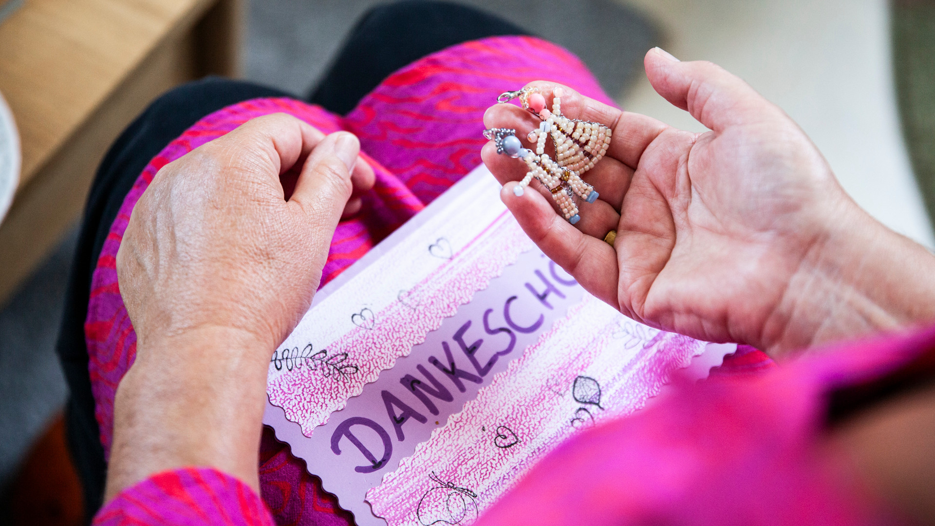 Eine Bewohnerin der Wohngruppe St. Rita im Caritas Marienheim bastelte für die Spender zwei Engel als Dankeschön.