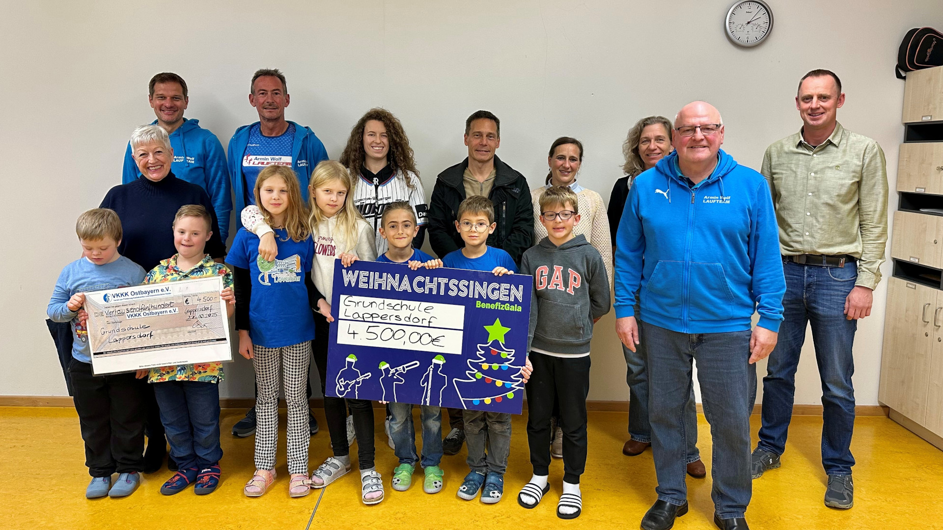 Gruppenfoto der Kinder mit einem Scheck