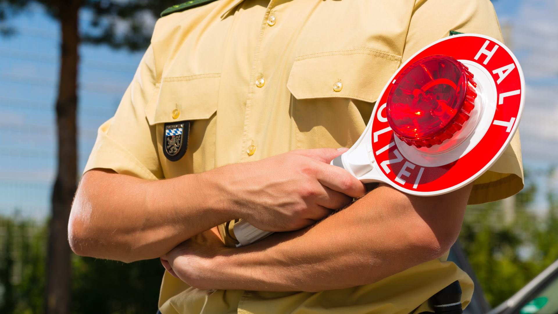 Symbolbild: Polizist hält "Stop"-Kelle