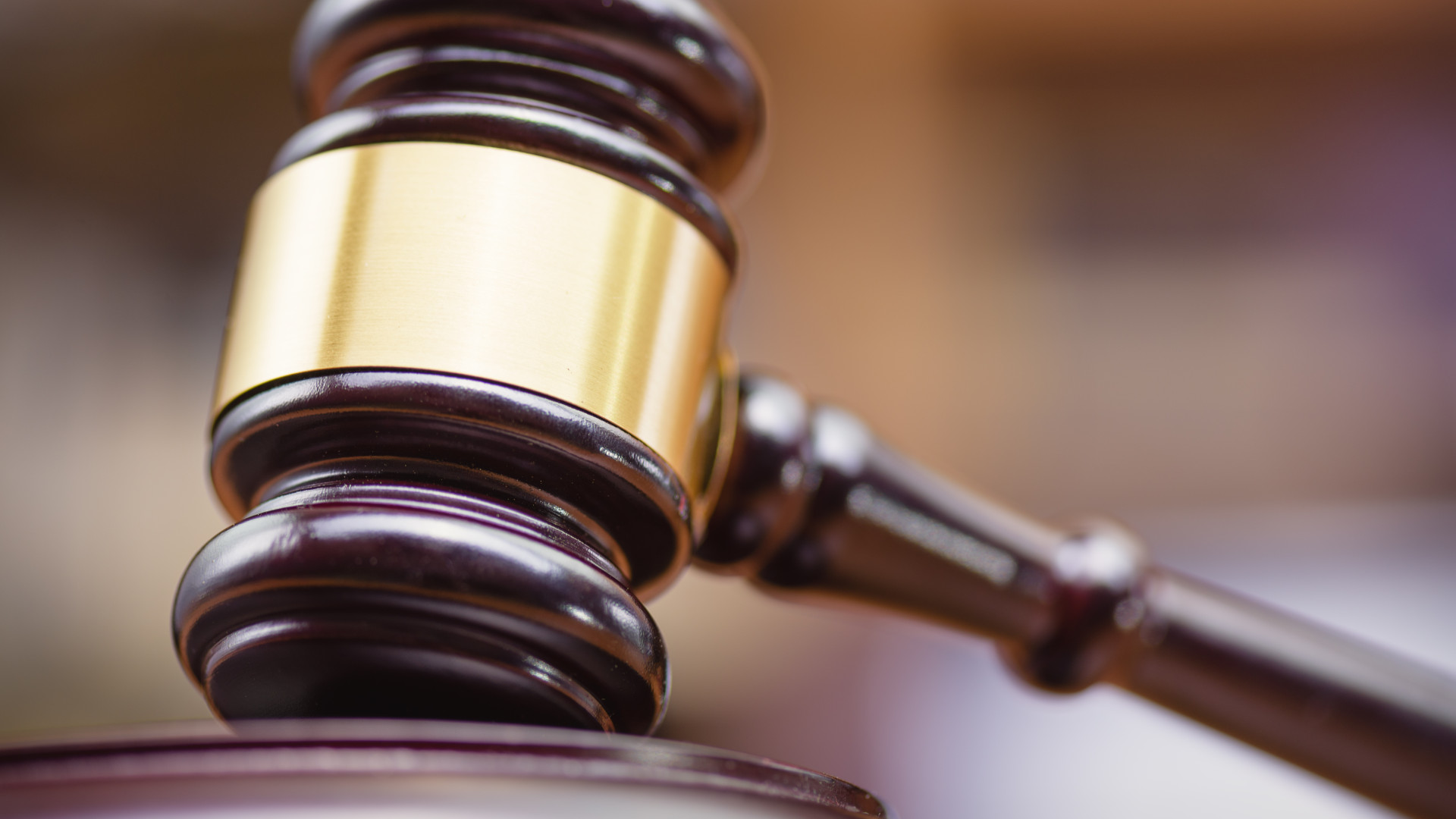 Symbolbild: Hammer im Gericht
