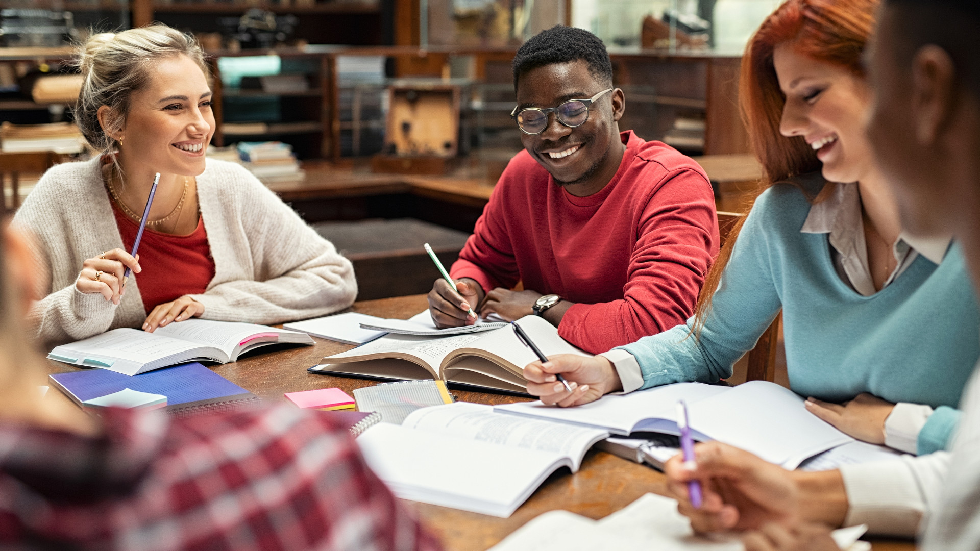 Symbolbild: Studenten lernen zusammen