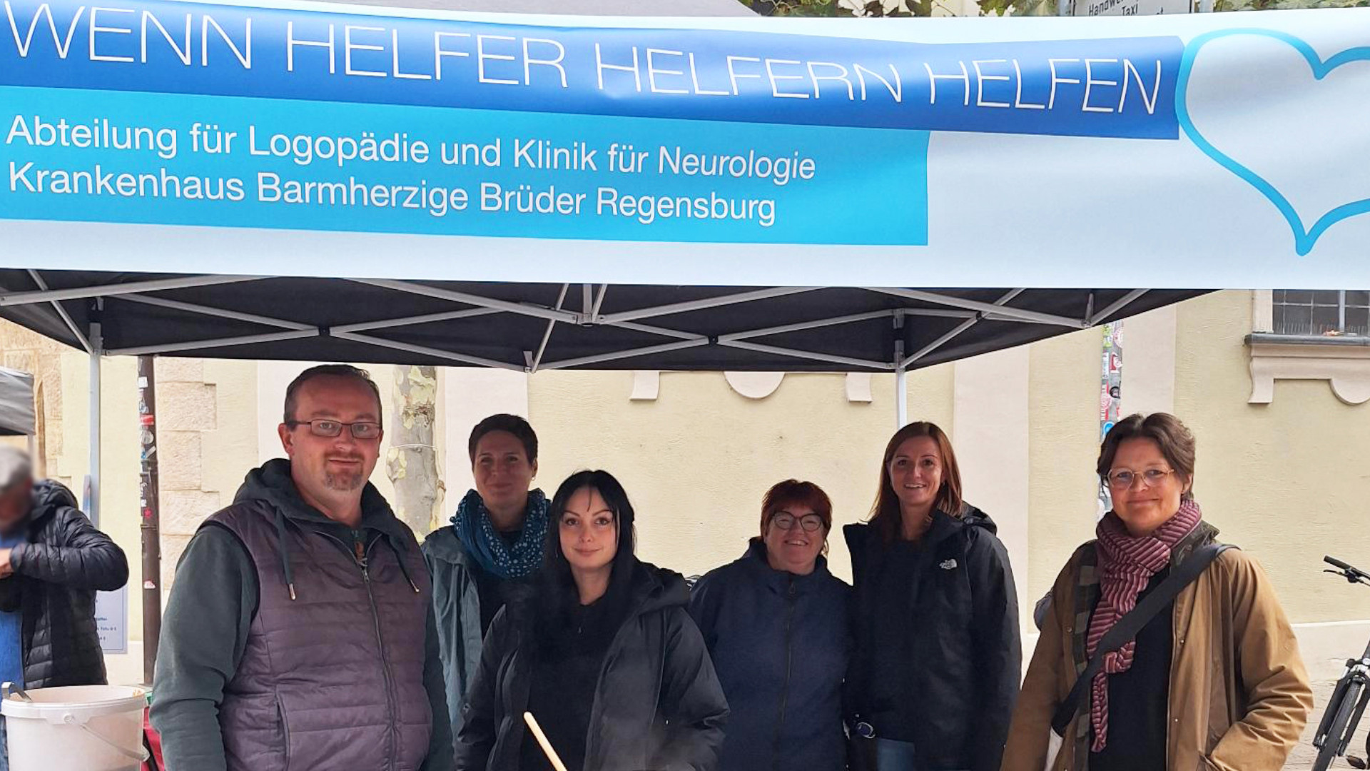 Mitarbeitende aus Logopädie und Neurologie des Krankenhauses Barmherzige Brüder Regensburg verkauften am Herbstfest in der Regensburger Altstadt leckeres, selbstgemachtes Gulasch und spendeten den Erlös an die „Rengschburger Herzen".