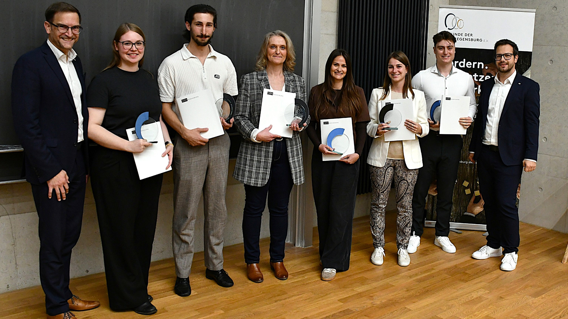 Die Preisträgerinnen und Preisträger des Science Award 2025 mit Prof. Dr. Oliver Steffens (links), Vizepräsident für Forschung und Internationales der OTH Regensburg, und Michael Thurner (rechts), Vorsitzender des Vereins der Freunde der OTH Regensburg e.V. 