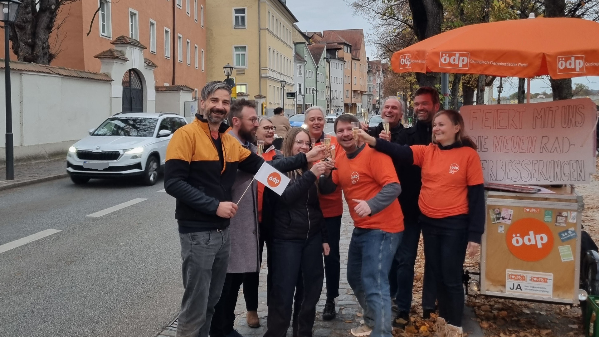 ÖDP stößt mit Sekt an der Straße an