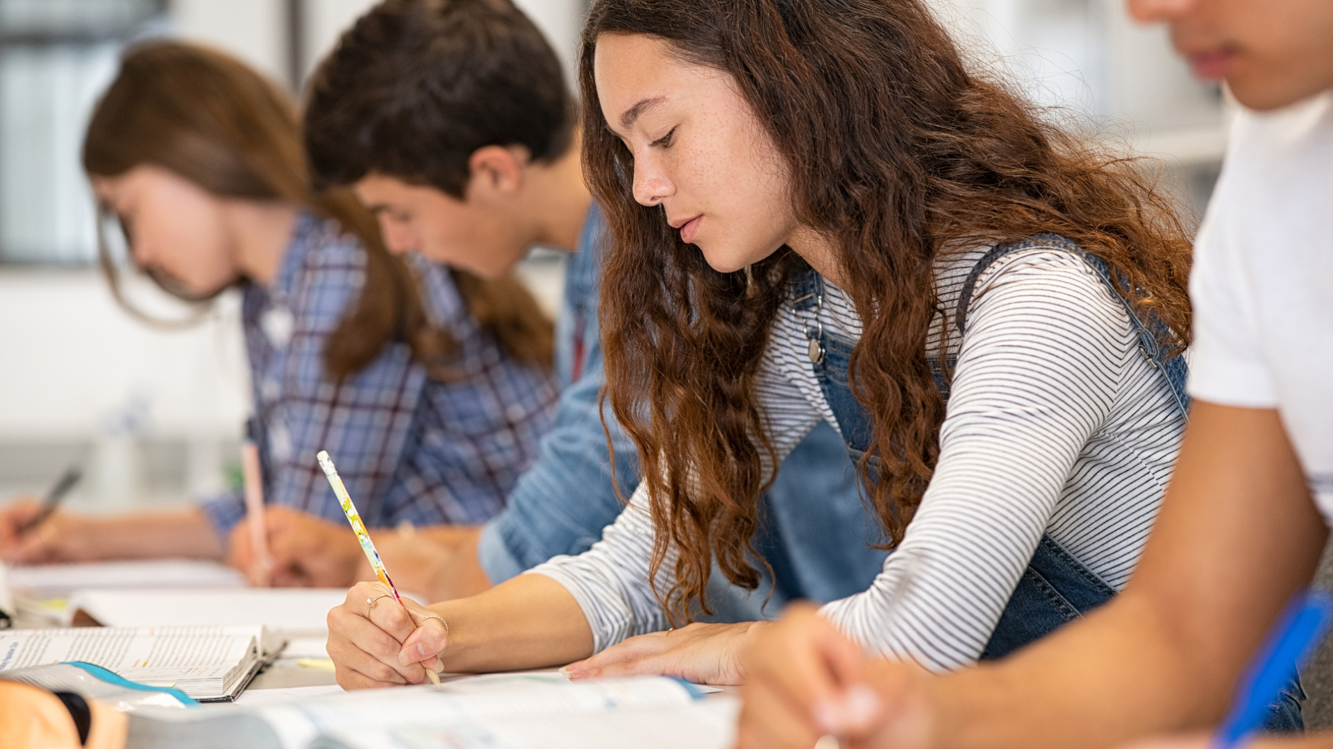 Symbolbild: Kinder schreiben einen Test