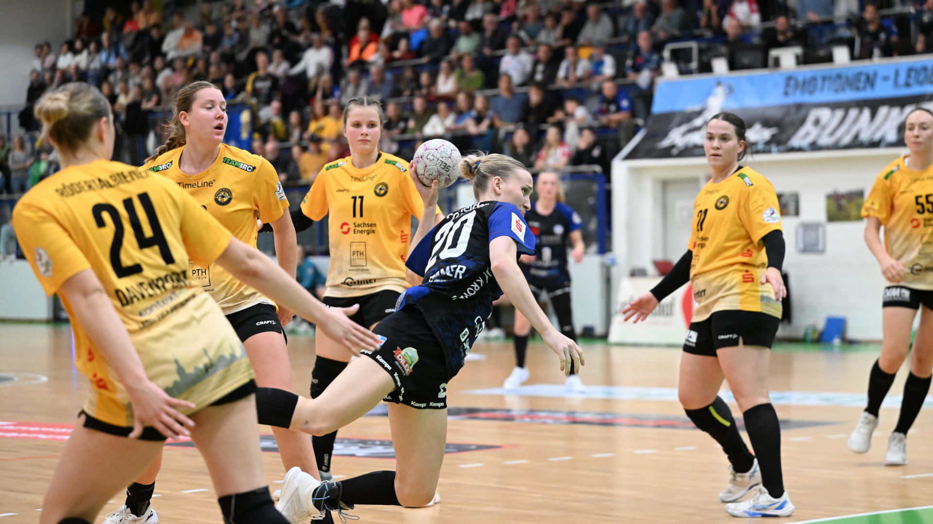 #20 Überall „Bienen": Halbrechts Julika Birnkammer konnte trotzdem zum freien Torwurf kommen