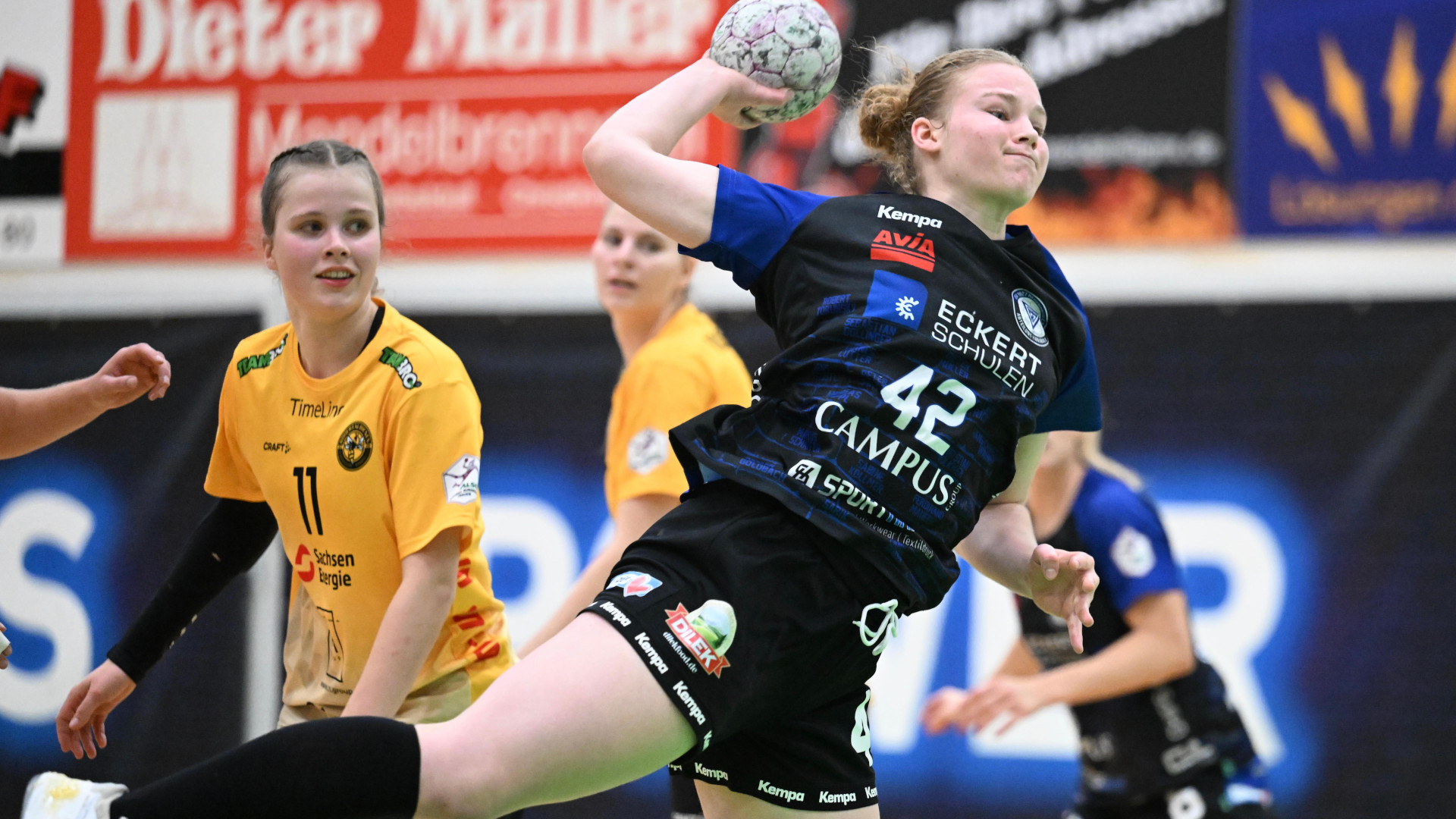 #42 Halblinks Milena Stürenburg beim kraftvollen Sprungwurf von ihrer Paradeposition