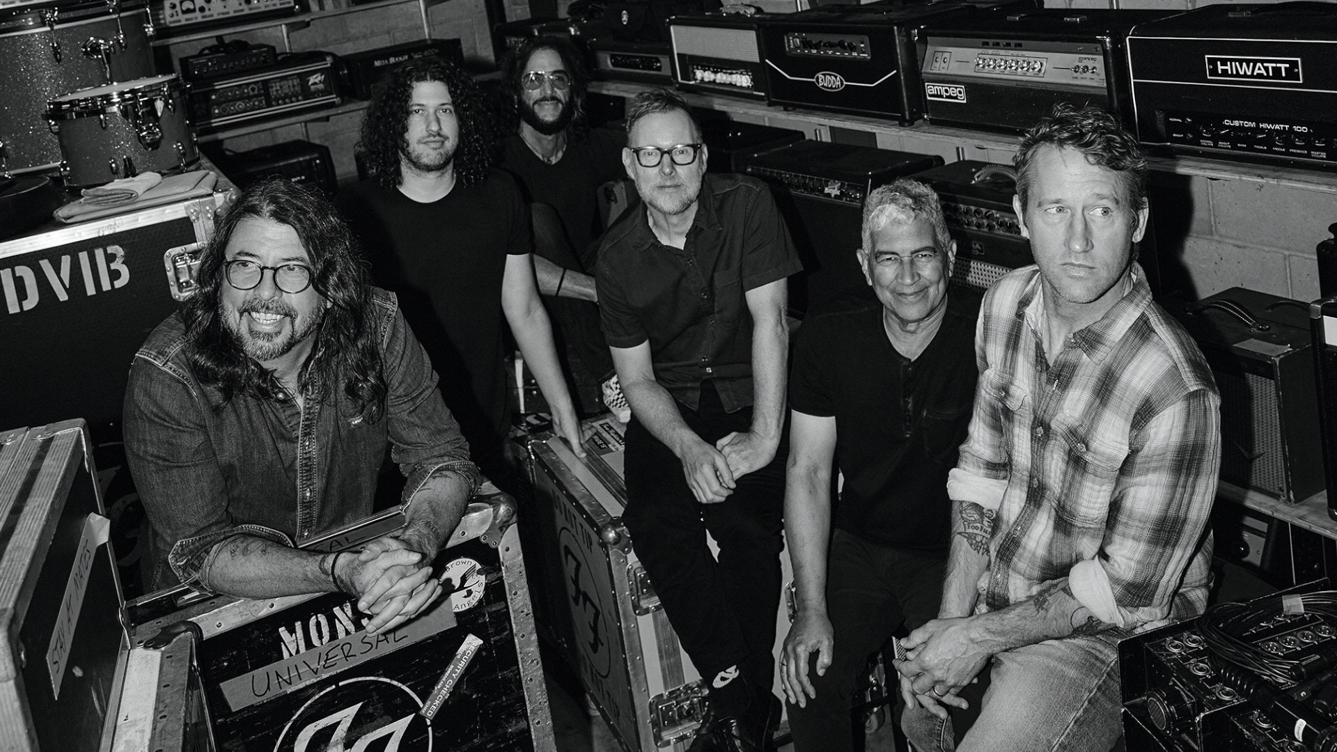 Foo Fighters mit ihren Instrumenten