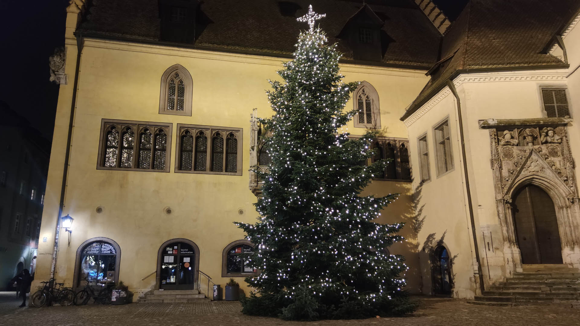 Traditioneller-Christbaum-am-Alten-Rathaus-erstrahlt-bald-wieder