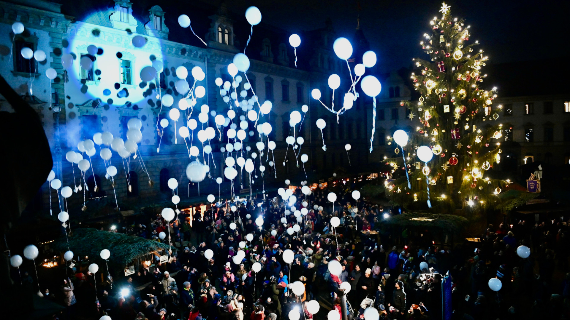 Erste-Romantische-Lichternacht-tr-gt-Friedensw-nsche-in-die-Welt-hinaus