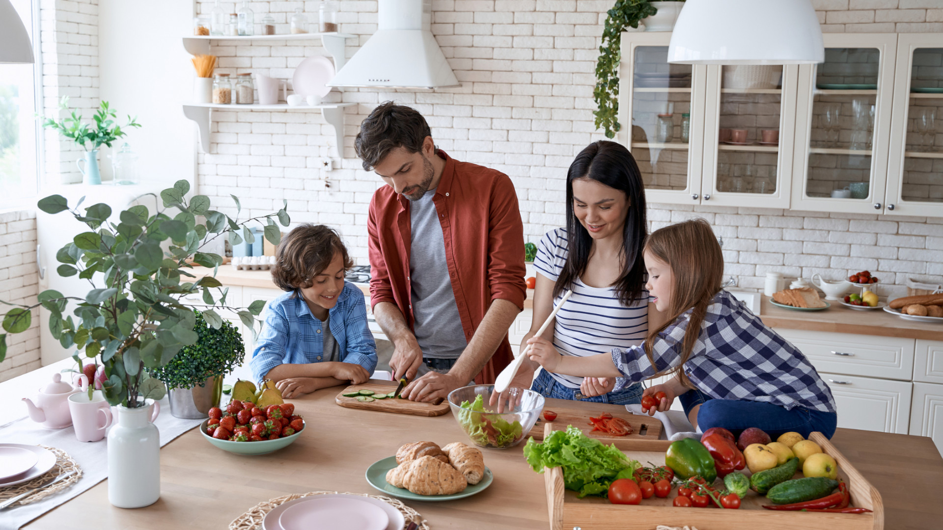 Symbolbild: Eltern kochen mit den Kindern