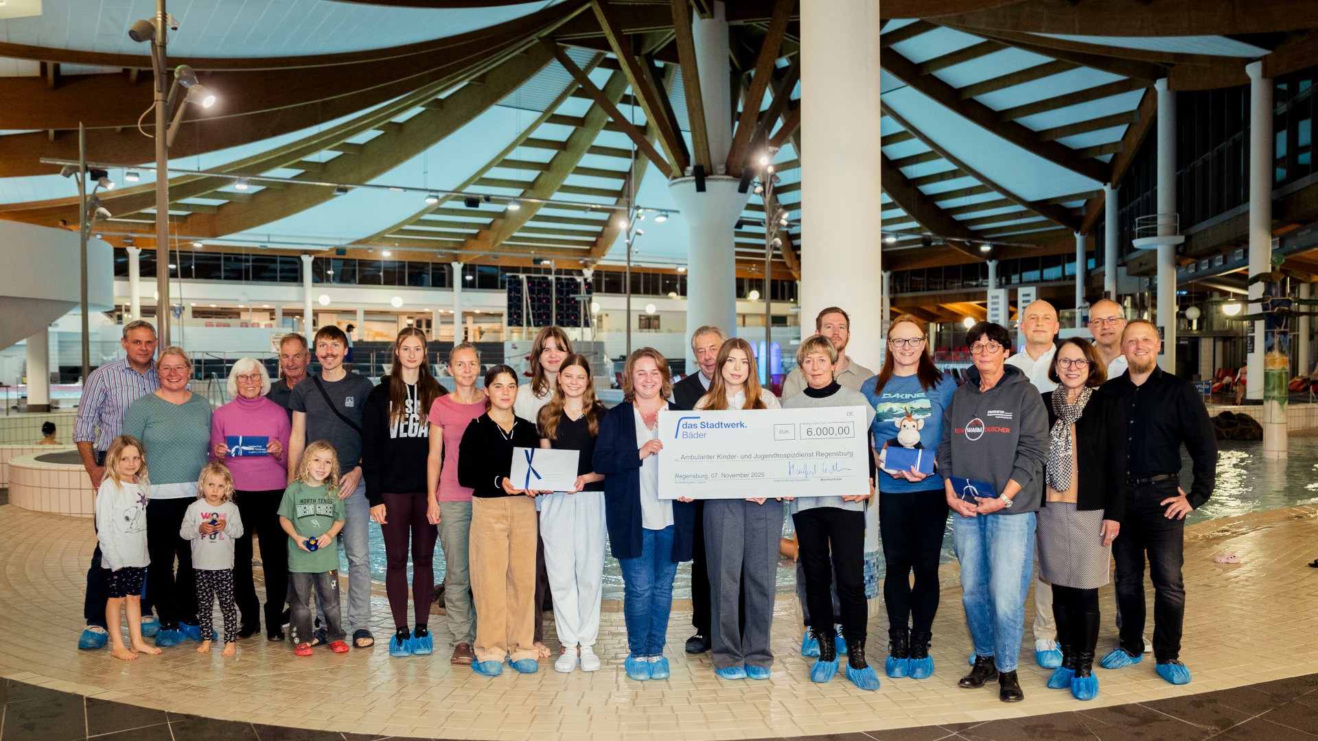 Gruppenfoto bei der Spendenübergabe