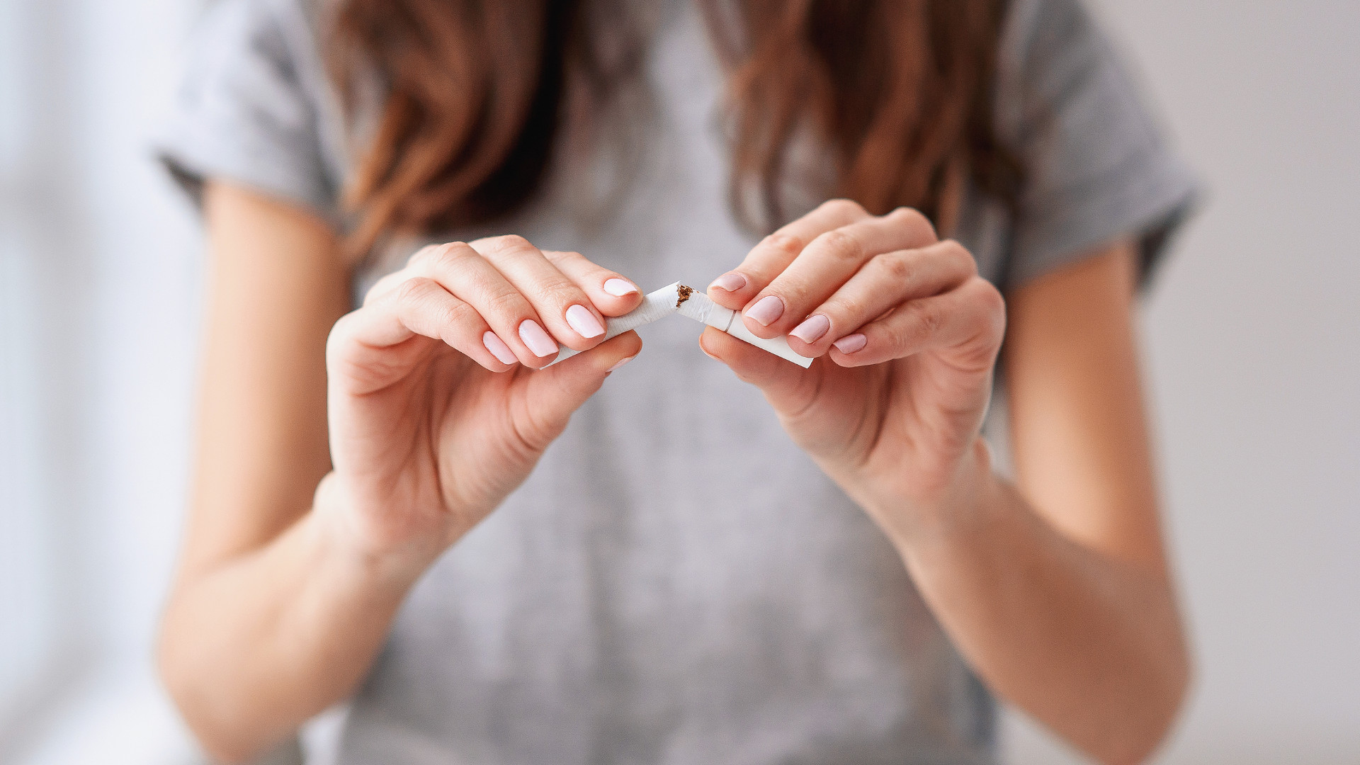 Symbolbild: Frau knickt Zigarette