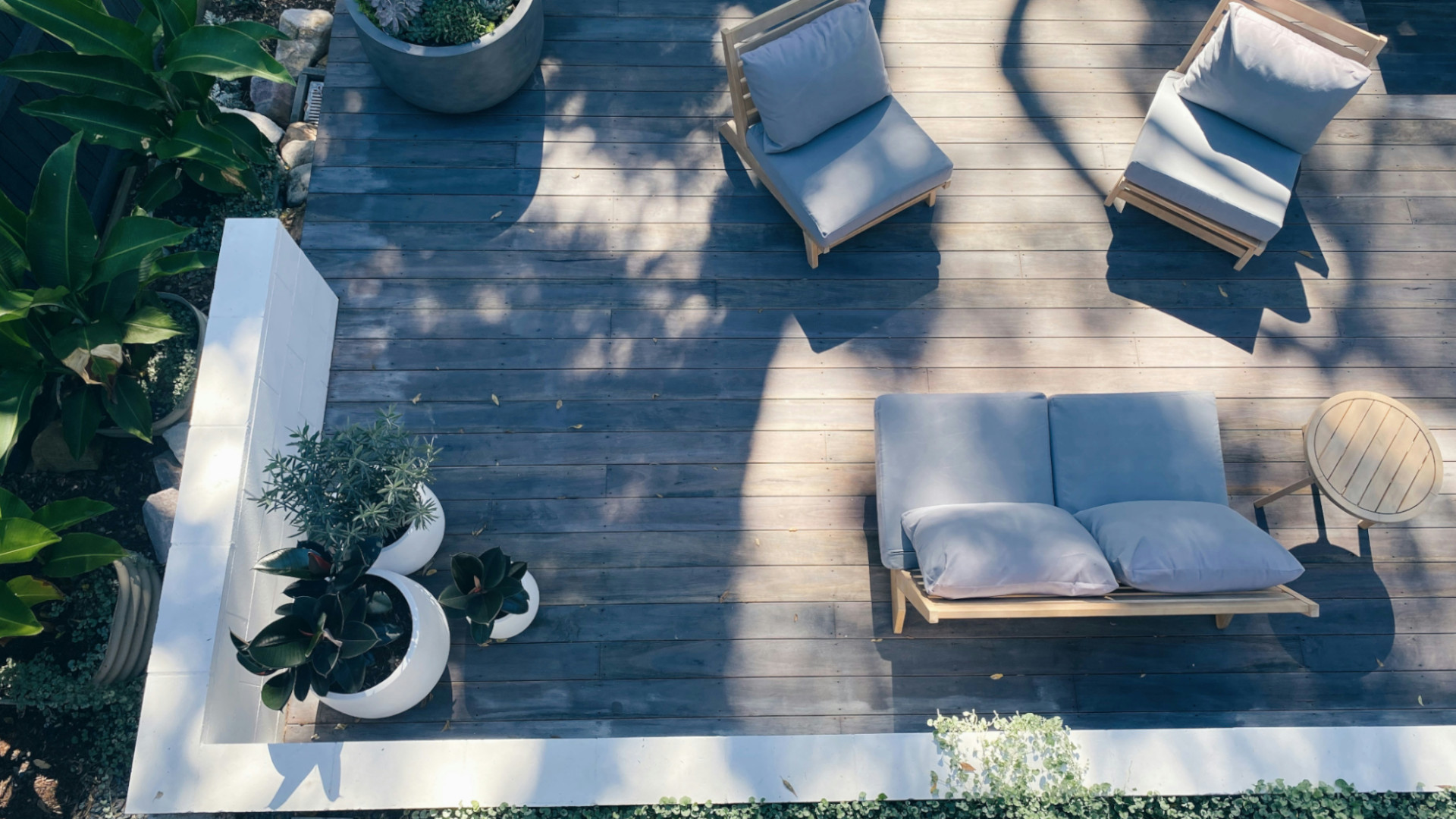 Sichtschutz-im-Garten-Mit-dem-richtigen-Zaun-gegen-neugierige-Blicke