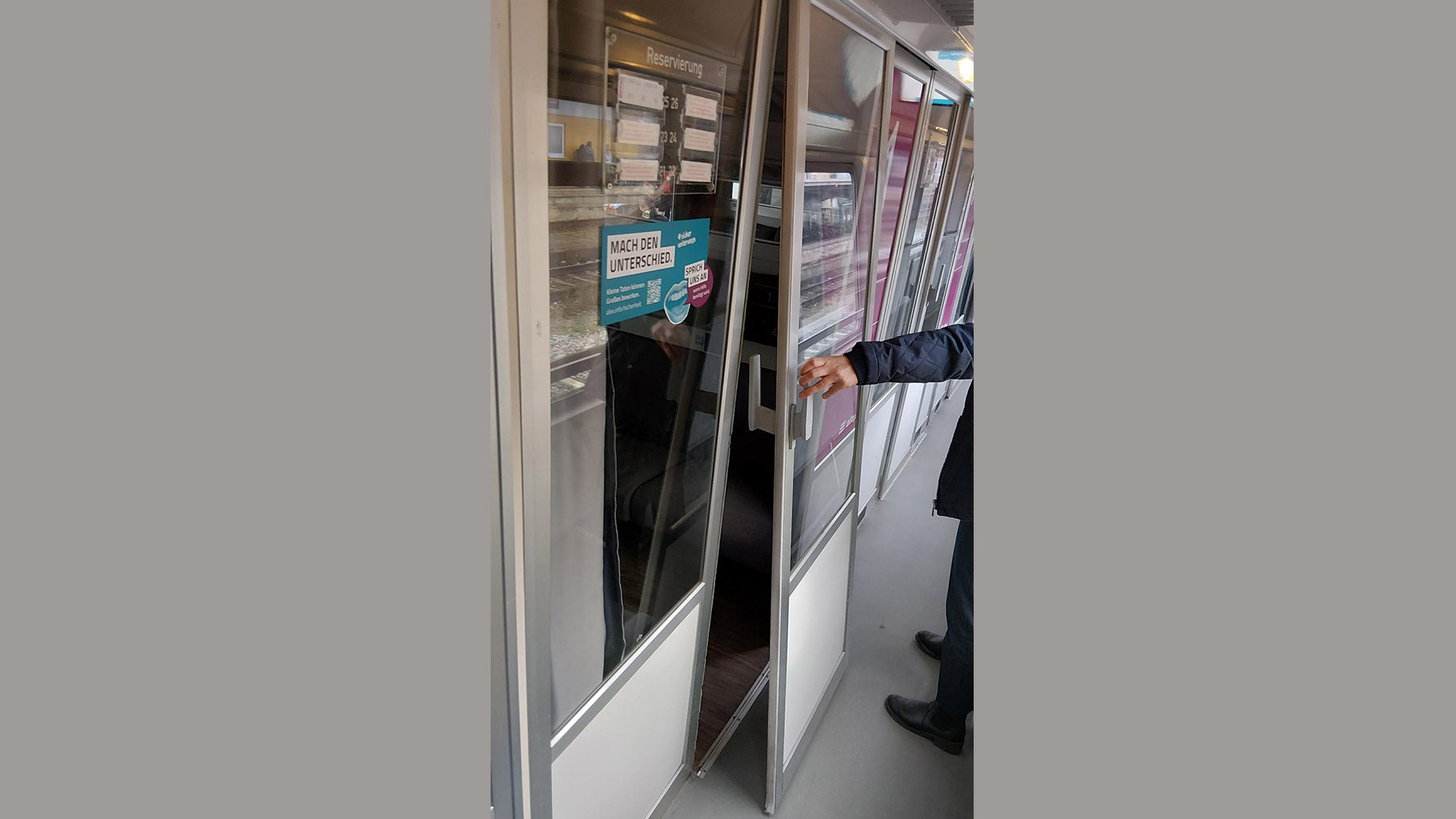 Randalierer-im-Regionalexpress-53-J-hriger-rei-t-Abteilt-r-aus-der-Schiene