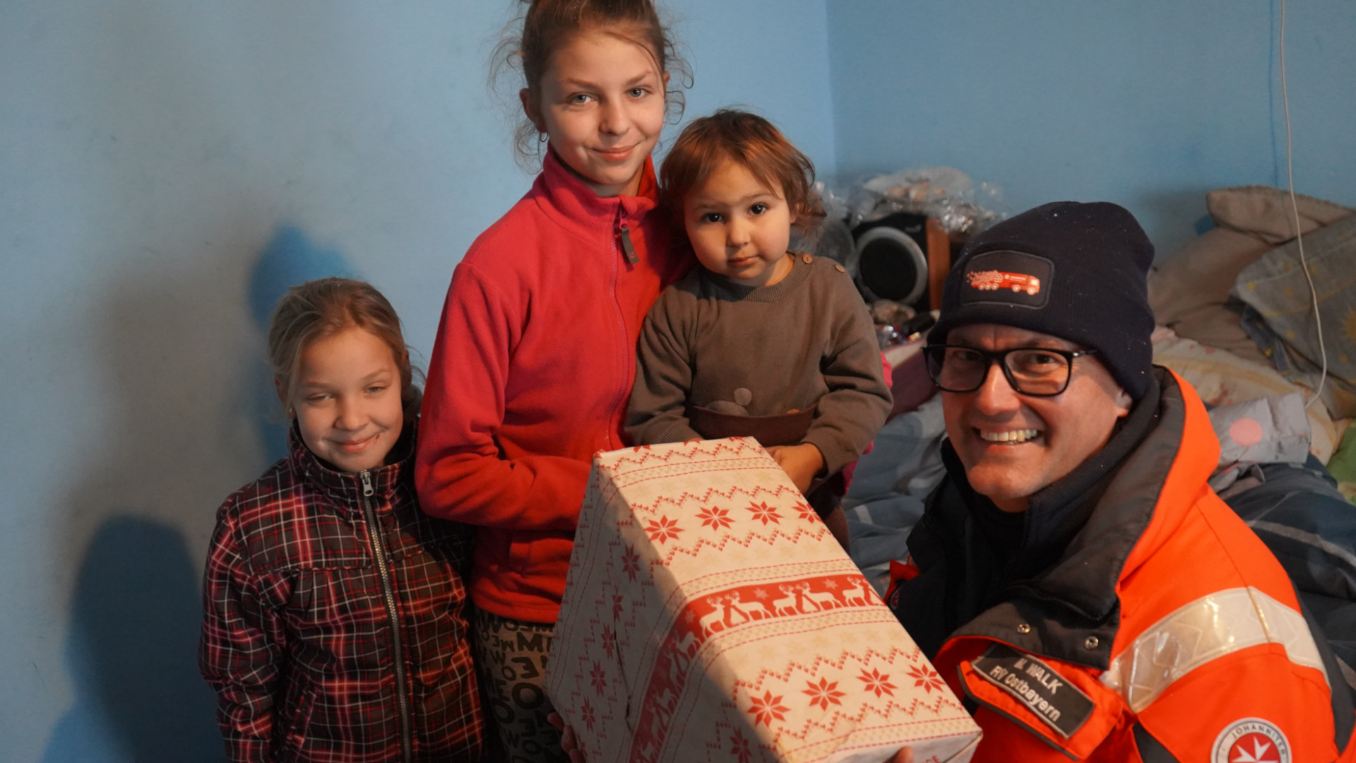 kleine-geschenke-die-gro-e-freude-bringen-unterwegs-mit-den-johanniter-weihnachtstruckern