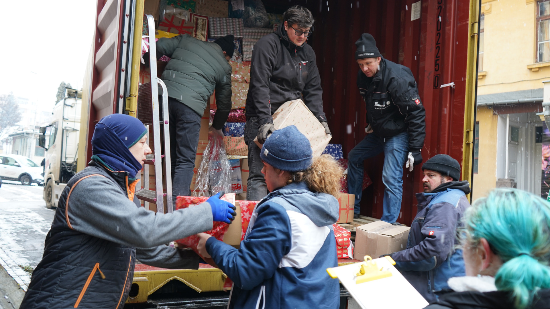 kleine geschenke die grosse freude bringen unterwegs mit den johanniter weihnachtstruckern 2