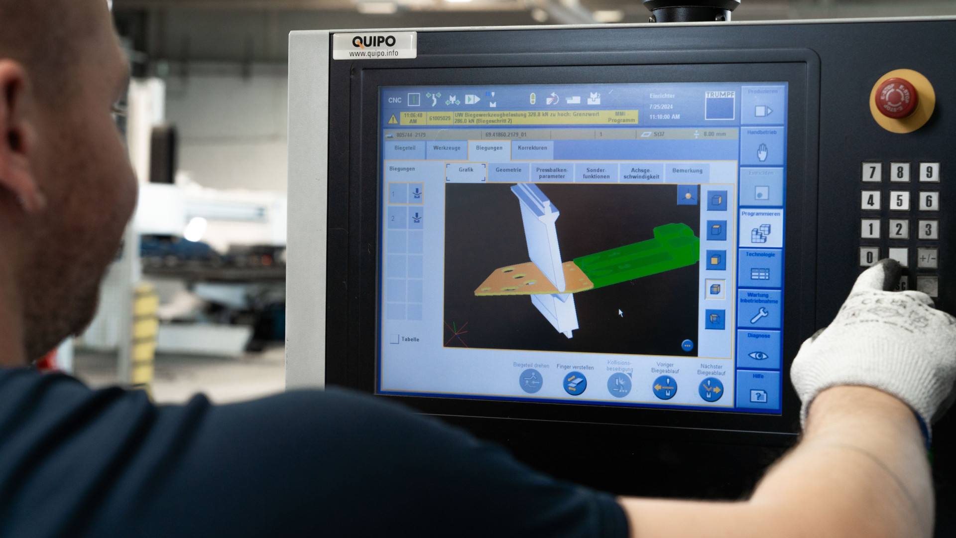 Moderne Softwarelösungen visualisieren den Biegevorgang in Echtzeit – ein Beispiel für die digitale Integration von Planung, Simulation und Fertigung bei FISCHER LICHT & METALL.