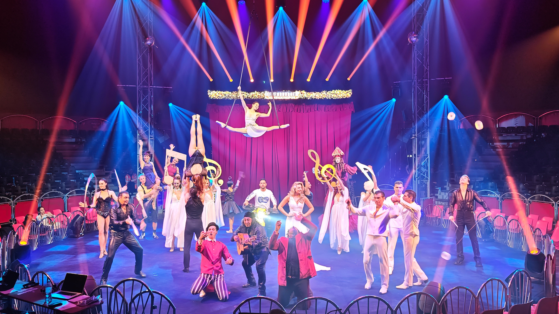 Musik-in-der-Luft-Magie-in-der-Manege-der-Regensburger-Weihnachtscircus-startet