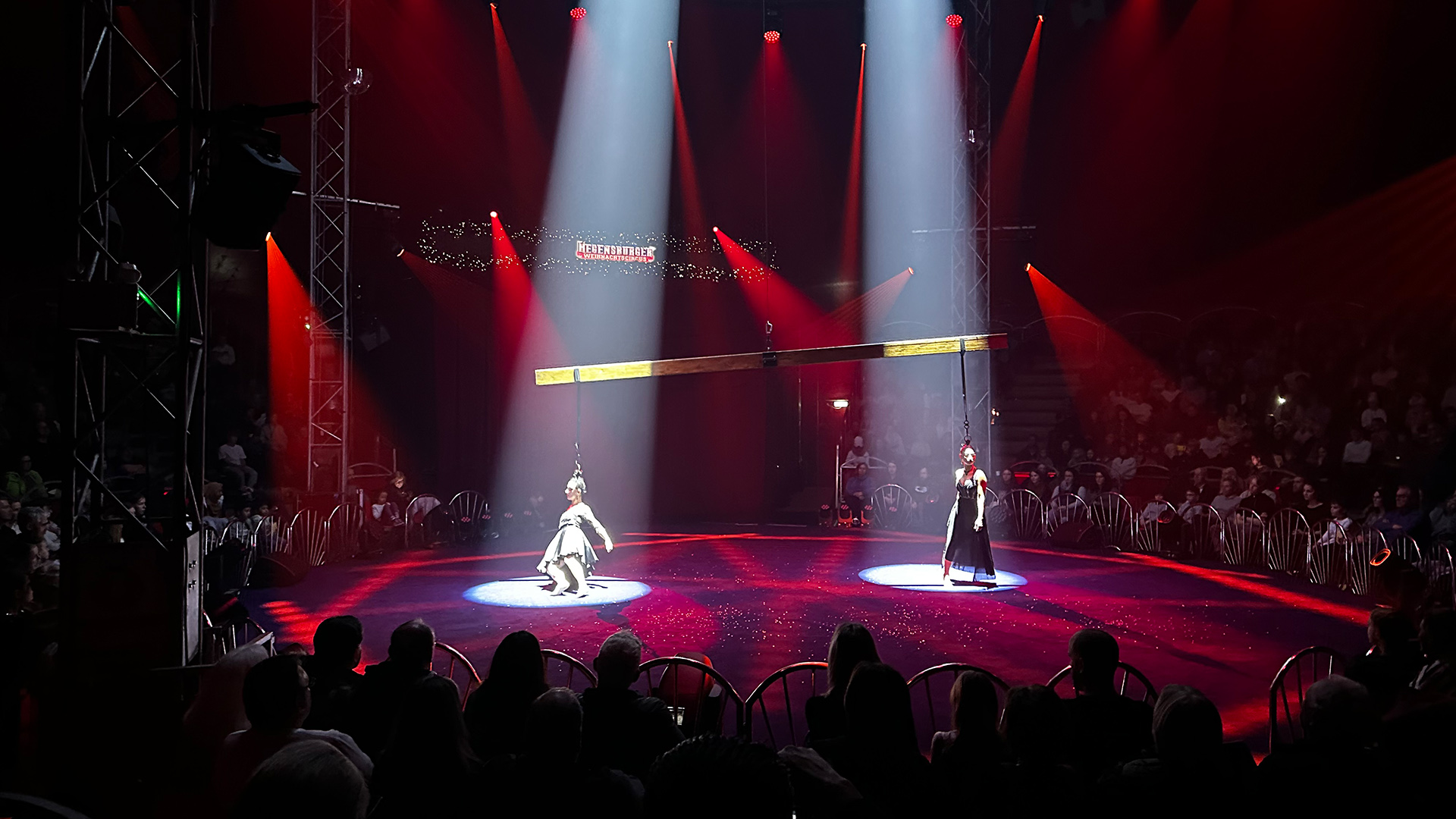 gaensehaut zarte klaenge und waghalsige stunts bei der regensburger weihnachtscircus premiere 8