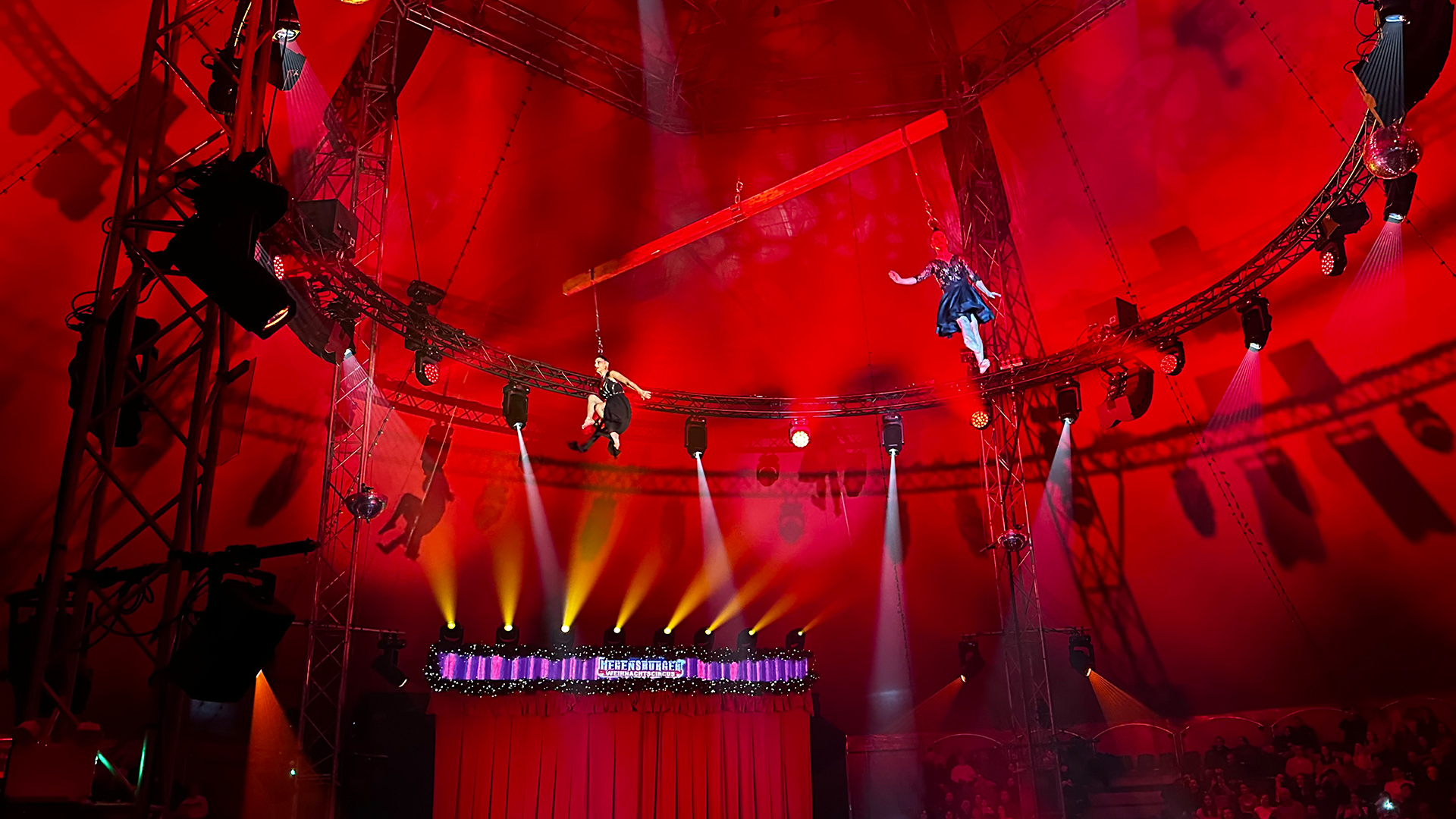 gaensehaut zarte klaenge und waghalsige stunts bei der regensburger weihnachtscircus premiere 9