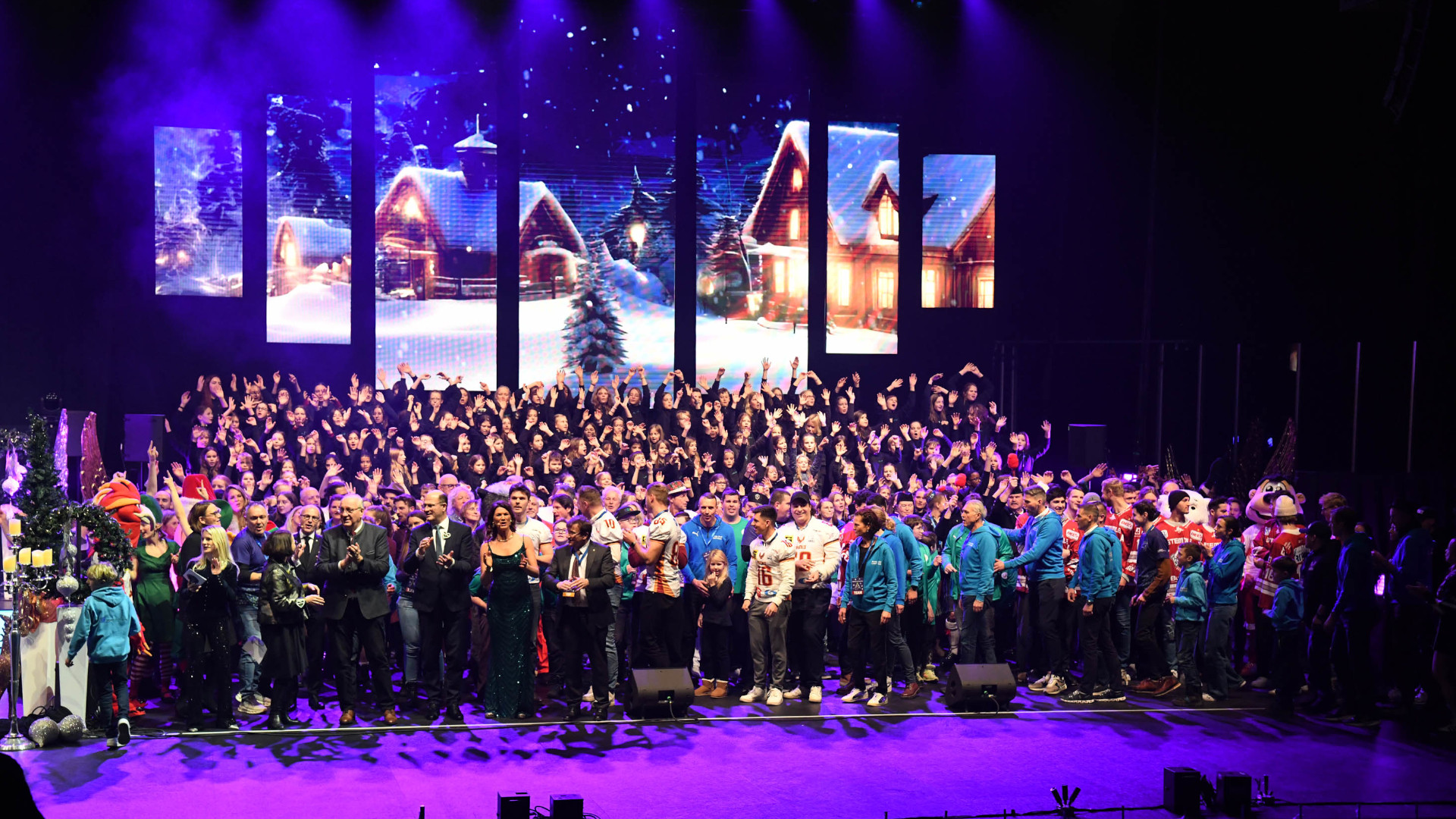 Großes Finale: Alle beteiligten Künstlerinnen und Künstler sowie die Sportvereine vereint auf der Bühne bei „Feliz Navidad" 