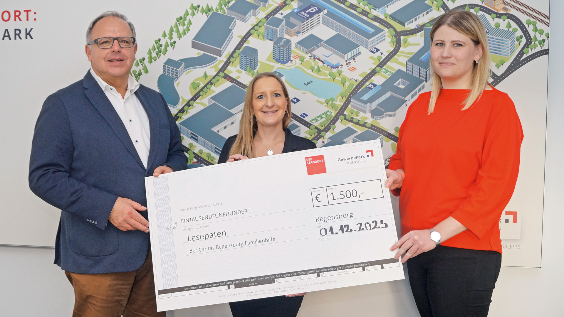 v. links: Roland Seehofer (Geschäftsführer Gewerbepark Regensburg), Dr. Katharina Gold (Leiterin des Referats Soziale Beratung bei der Caritas) und Andrea Zwick (Gewerbepark Regensburg) bei der Spenden Übergabe.