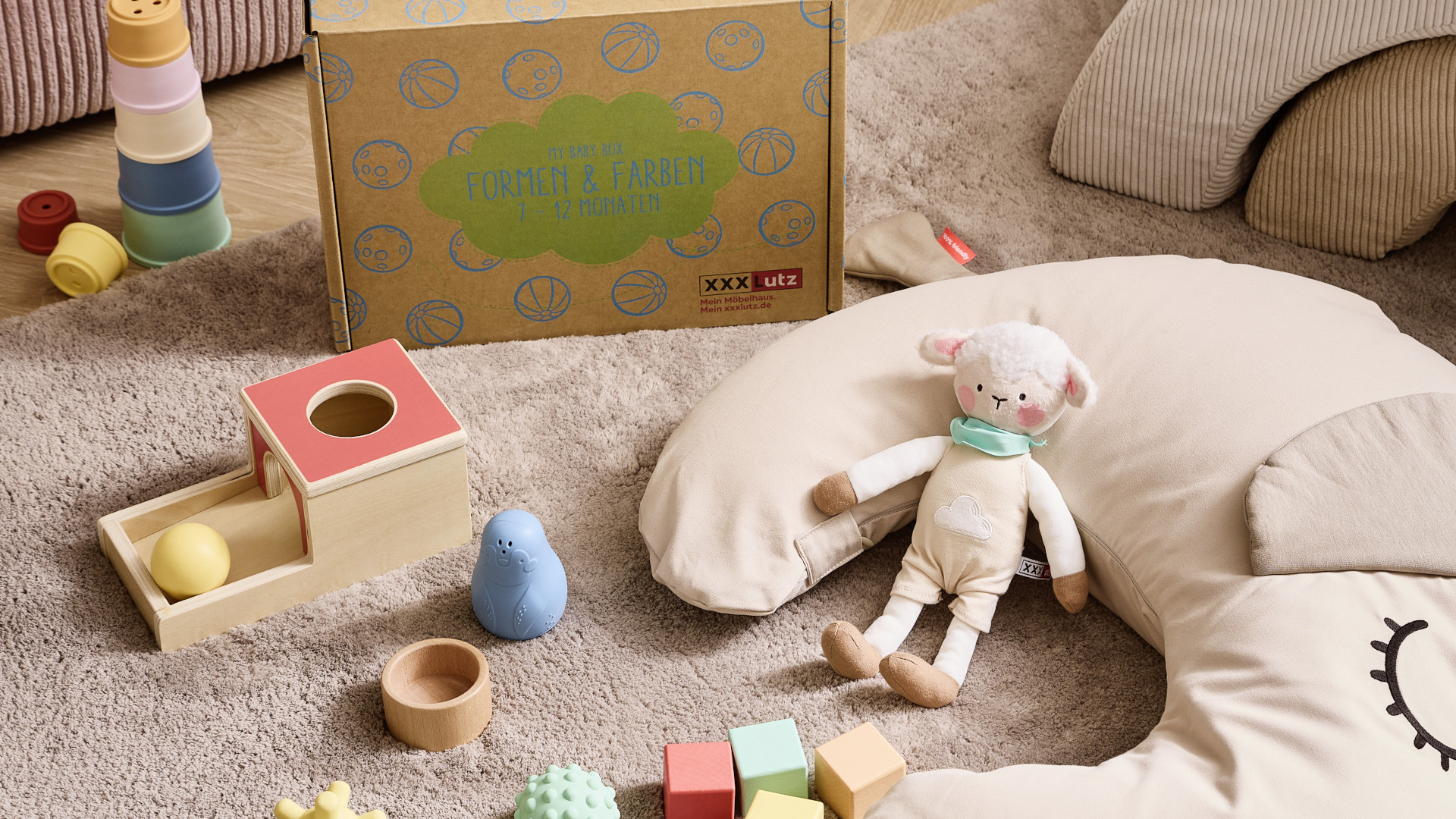 Box liegt neben Spielsachen